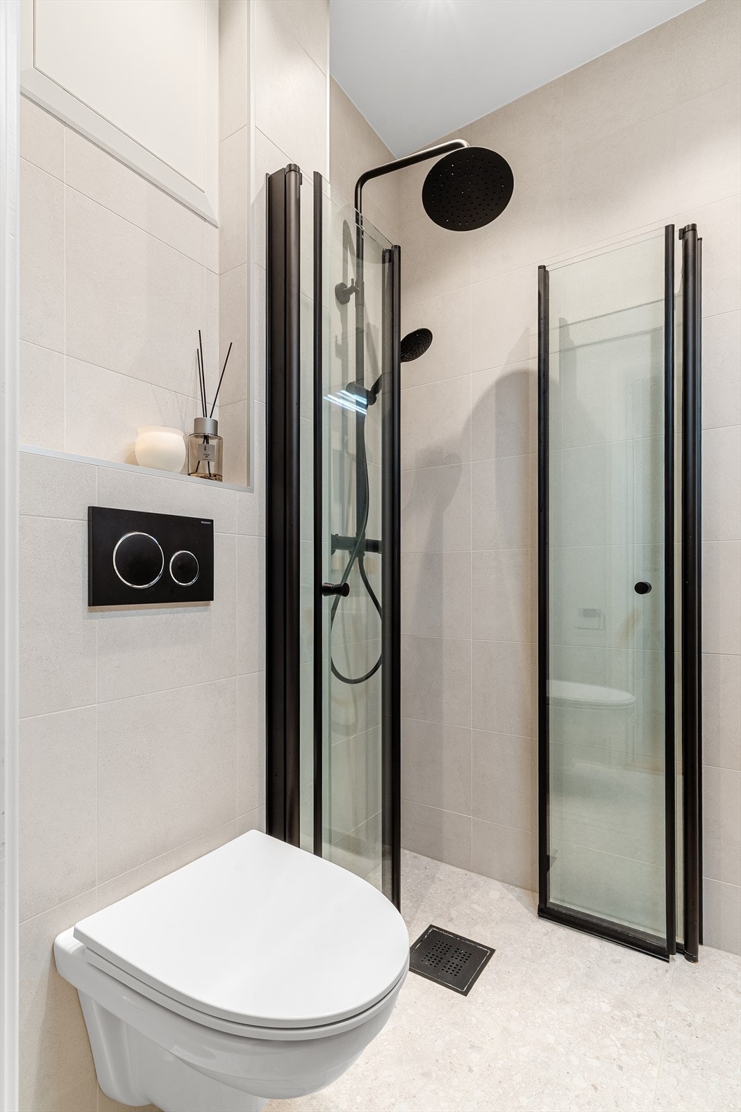 Her er det flislagt gulv med varmekabler og en moderne servant med underskap. Galleribilde