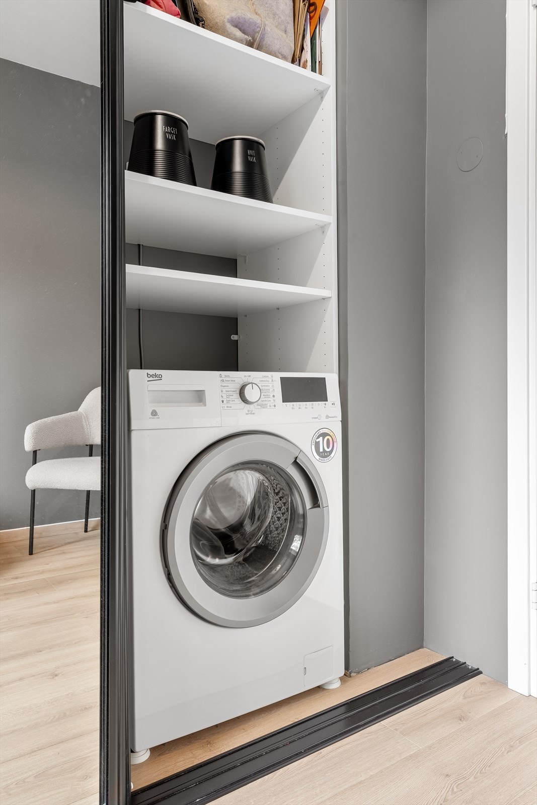 På soverom 2 er det garderobeskap med skyvedører på hele høyre side, hvor også vaskemaskinen er praktisk plassert. Galleribilde