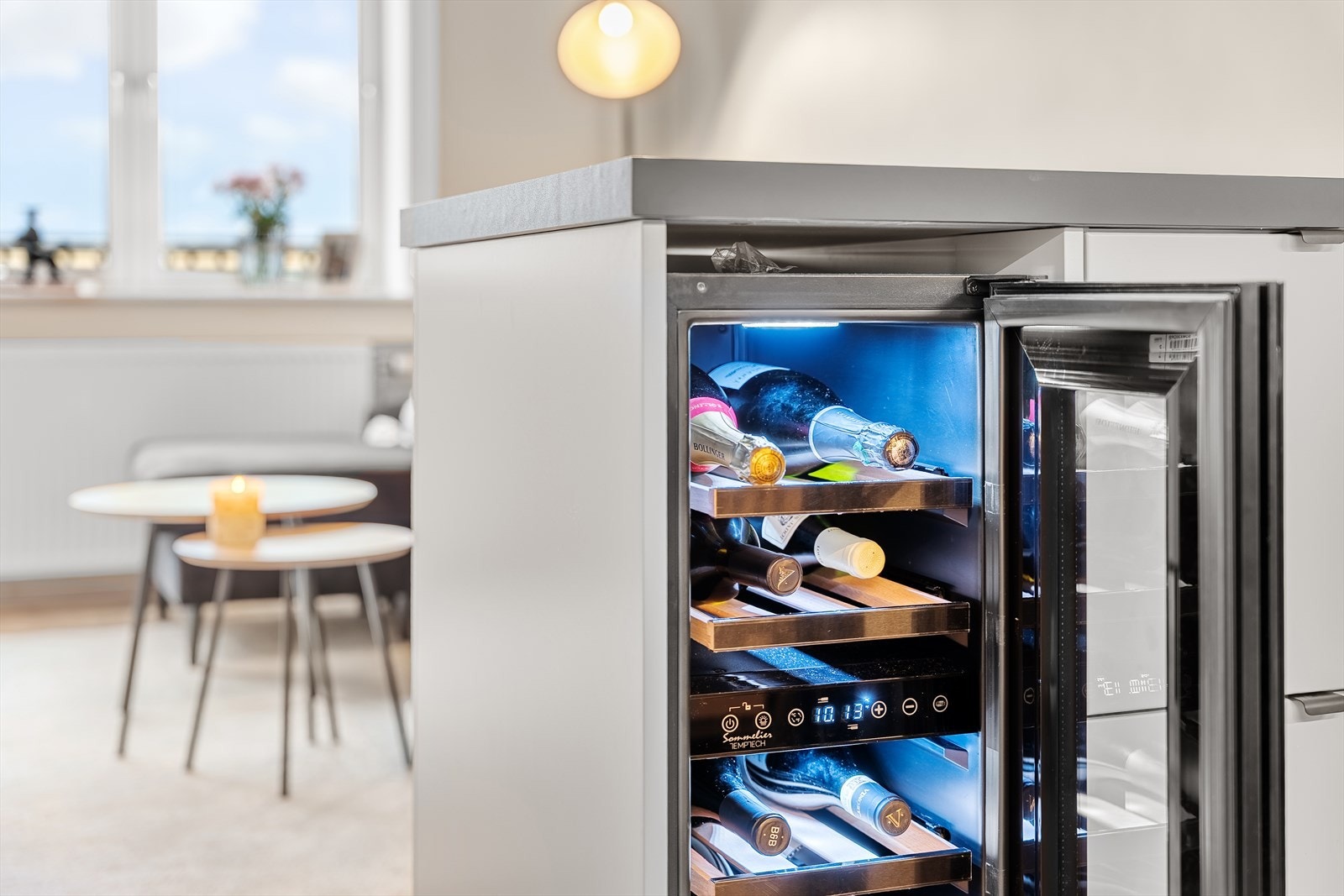 Vinskapet sørger for optimal oppbevaring og er praktisk plassert i kjøkkenhalvøya. Merk at vinskapet ikke er integrert. Galleribilde