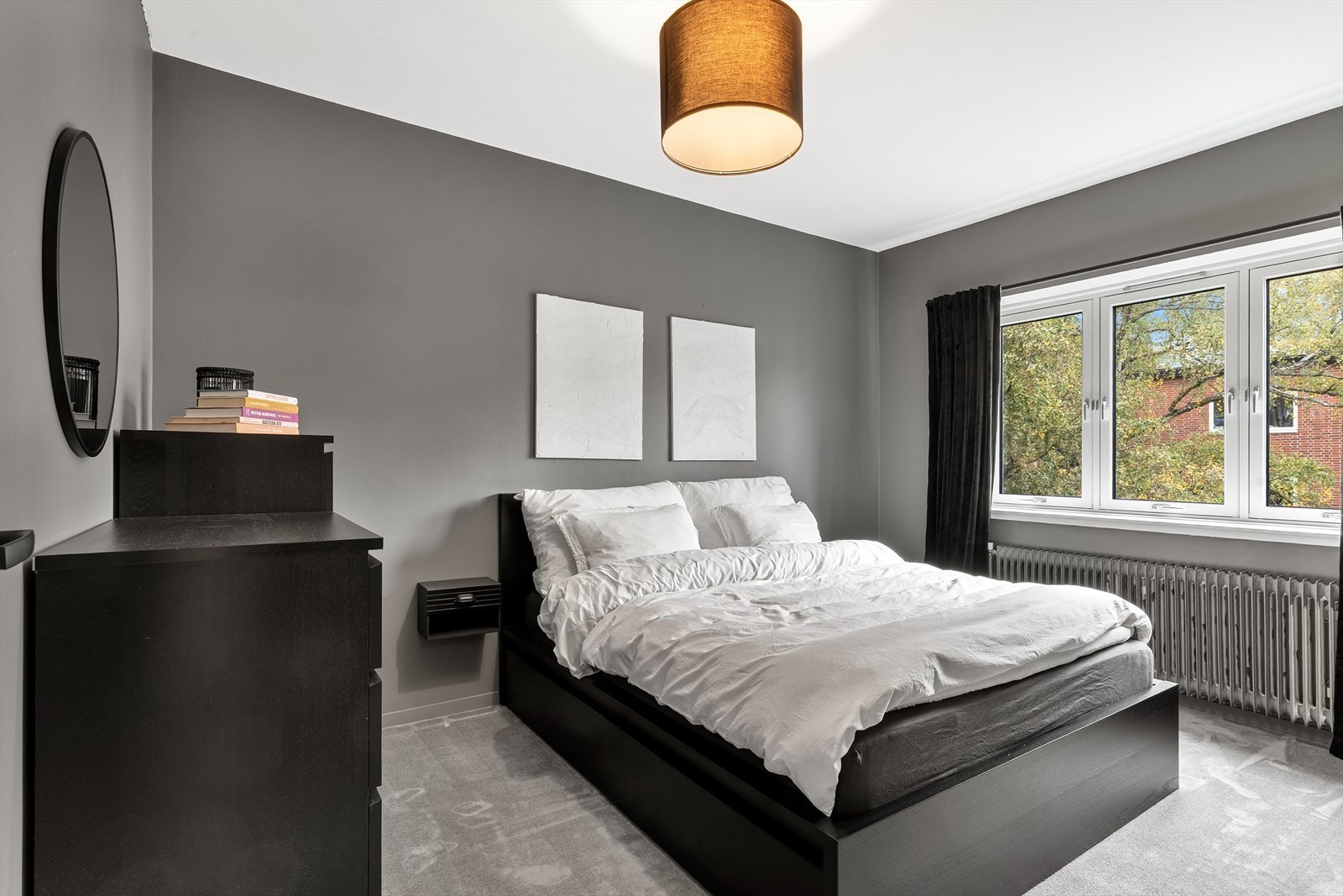 Hovedsoverommet er romslig med plass til dobbeltseng og garderobeløsning. Galleribilde