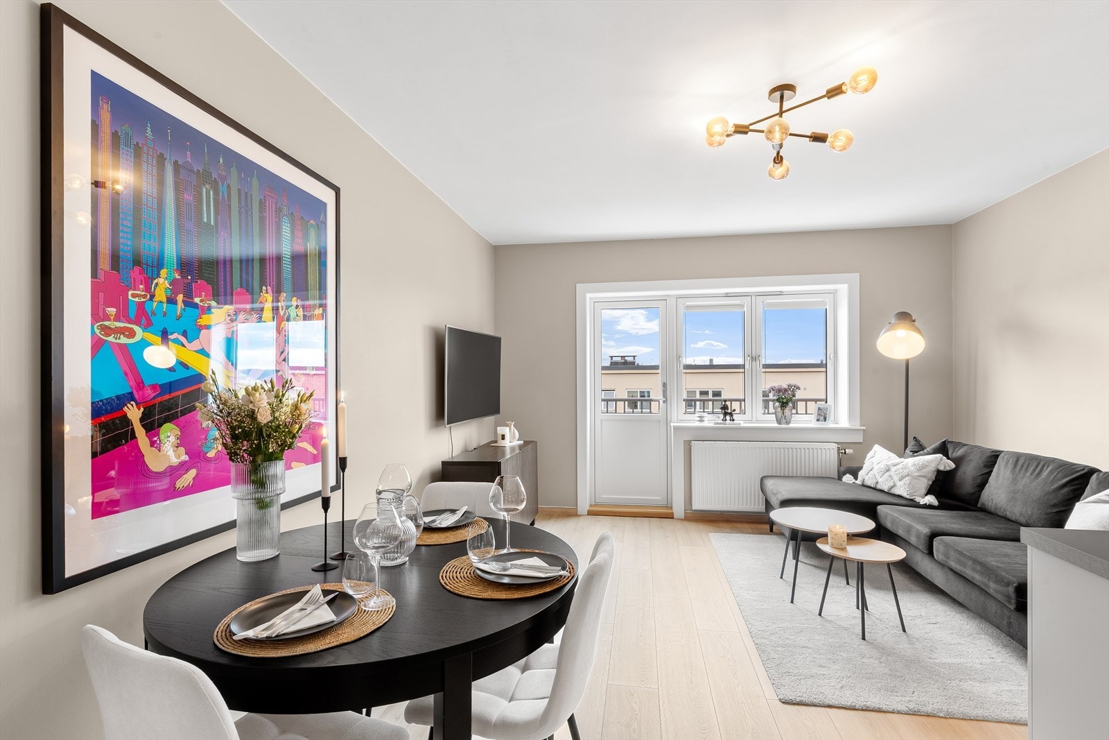 Stuen er av god størrelse og kan enkelt innredes i ulike soner. Galleribilde