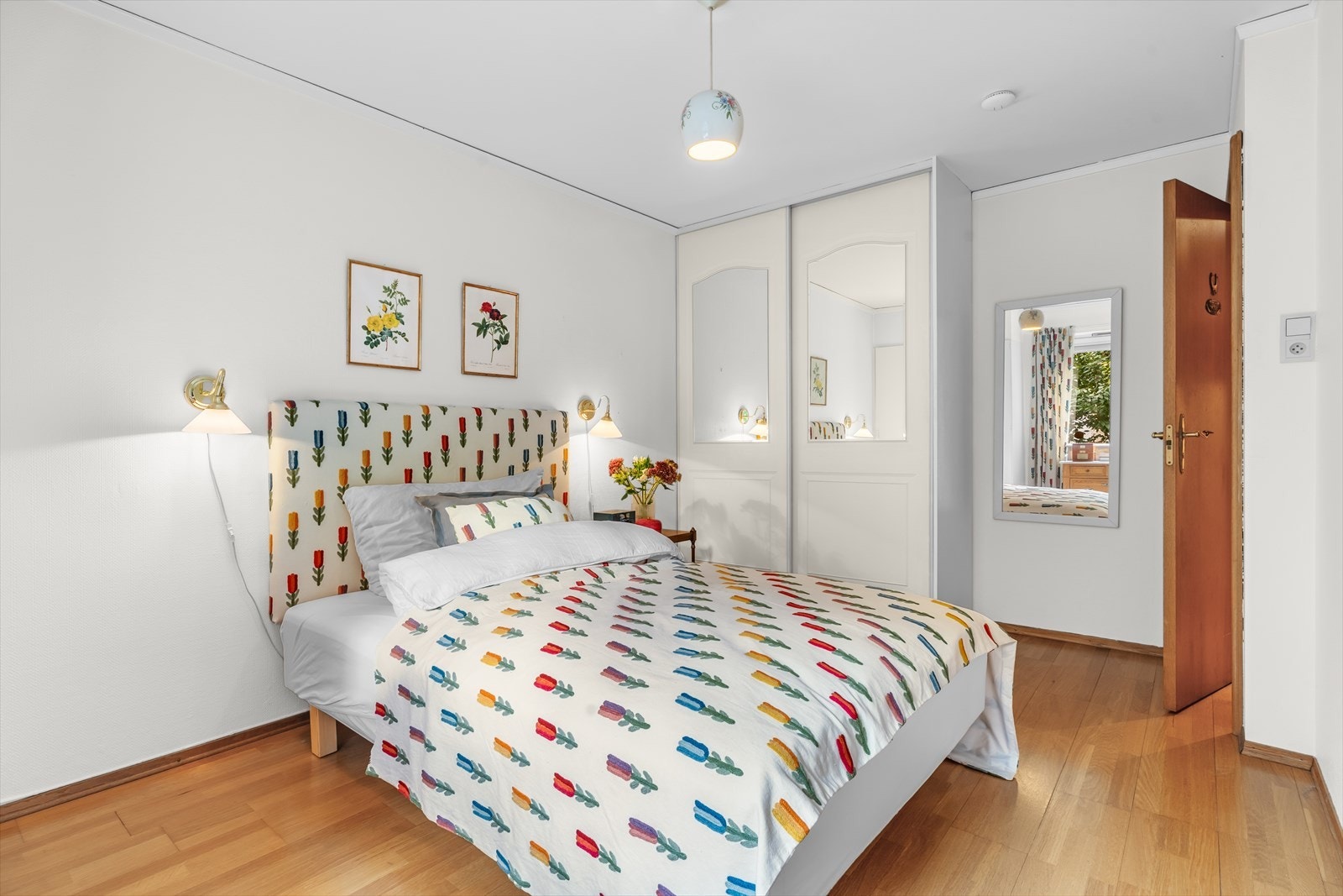 Hovedsoverom med garderobeskap Galleribilde