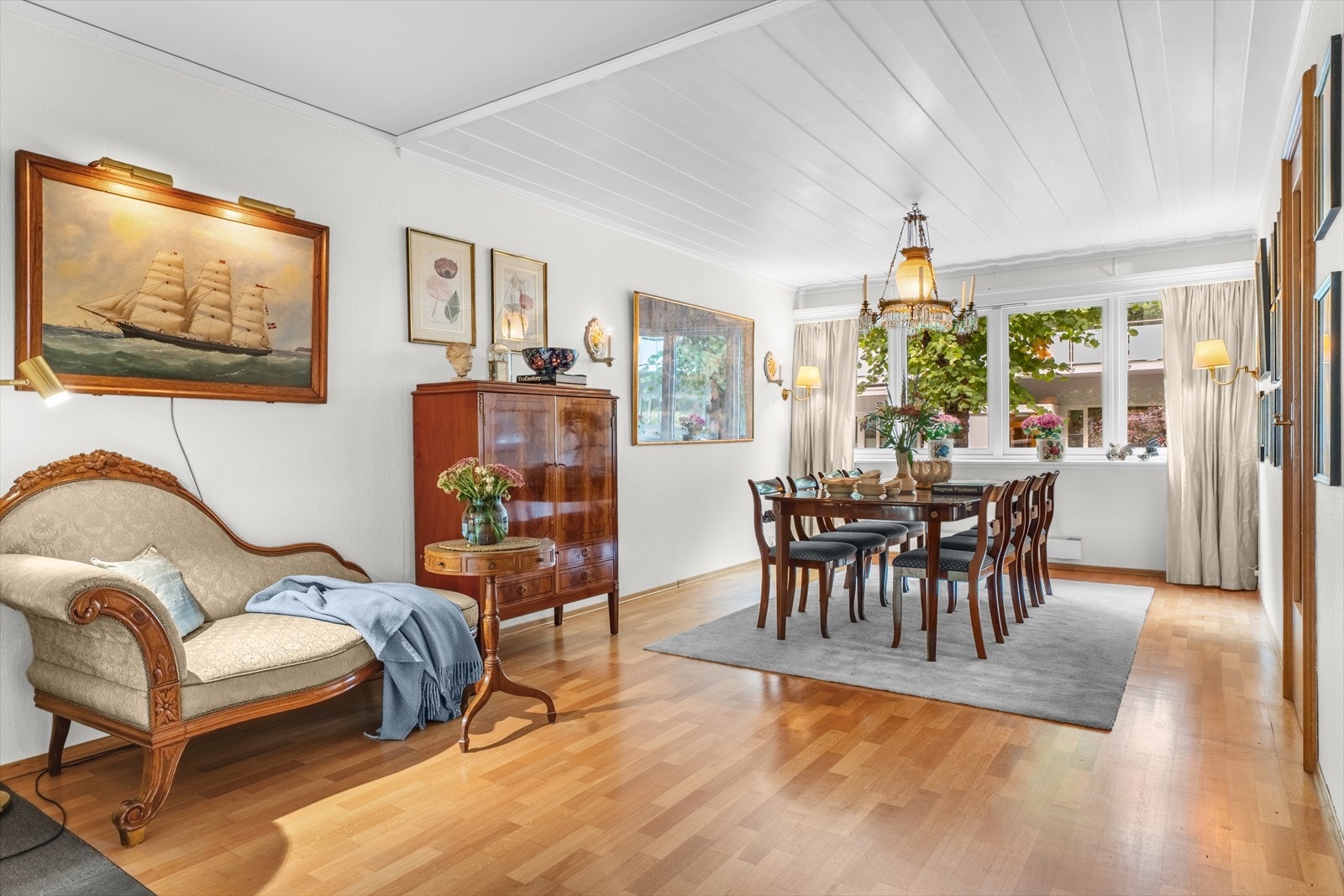 Spisestuen byr på god plass Galleribilde