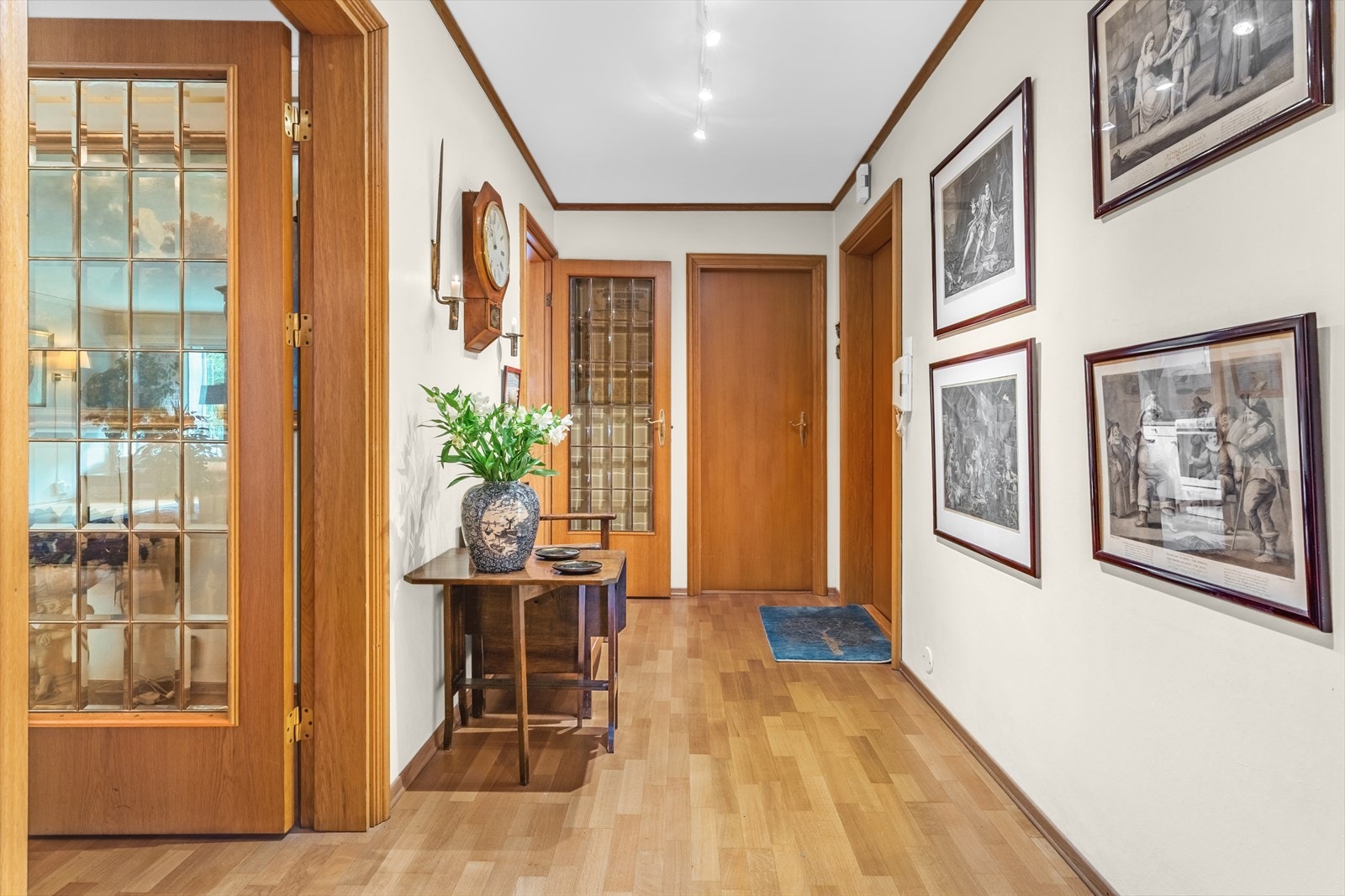 Fra gangen er det trapp ned til u.etasjen Galleribilde