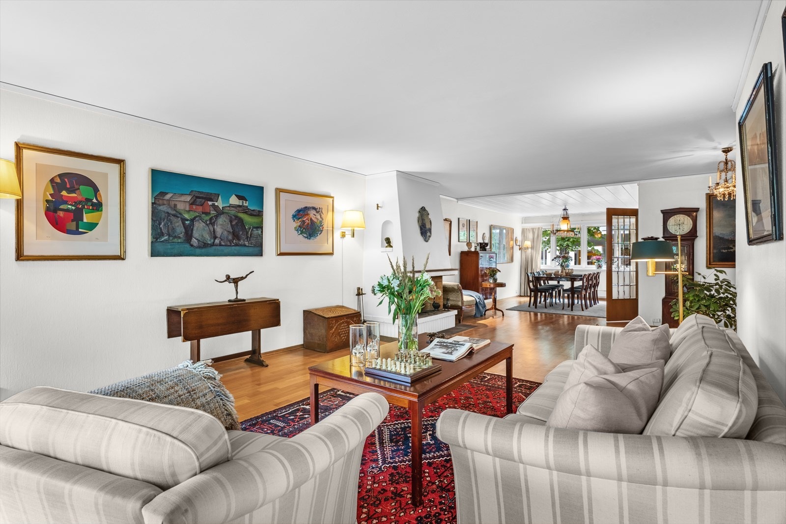 Stue med sofa -og sittegruppe, peis og spisestue Galleribilde