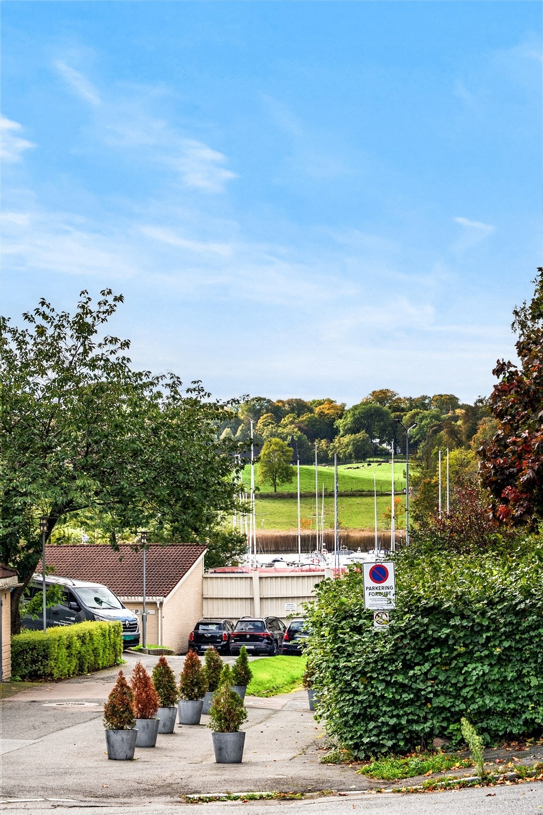 Utsikt fra Olav Kyrres gate ned mot Frognerstranda, Frognerkilen marina og jordene på Kongsgården Galleribilde