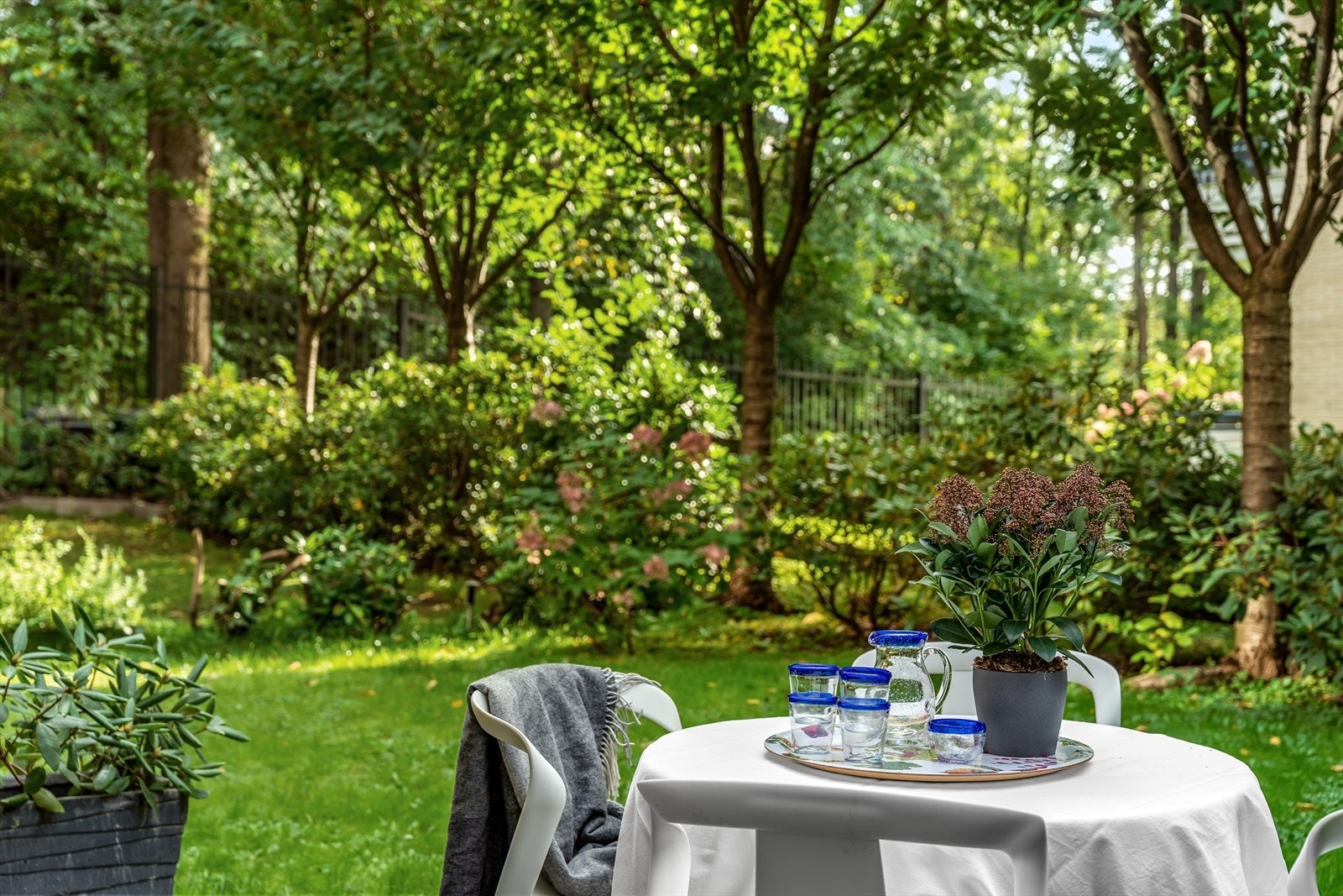 Egen hage (eksklusiv bruksrett) med terrasse Galleribilde