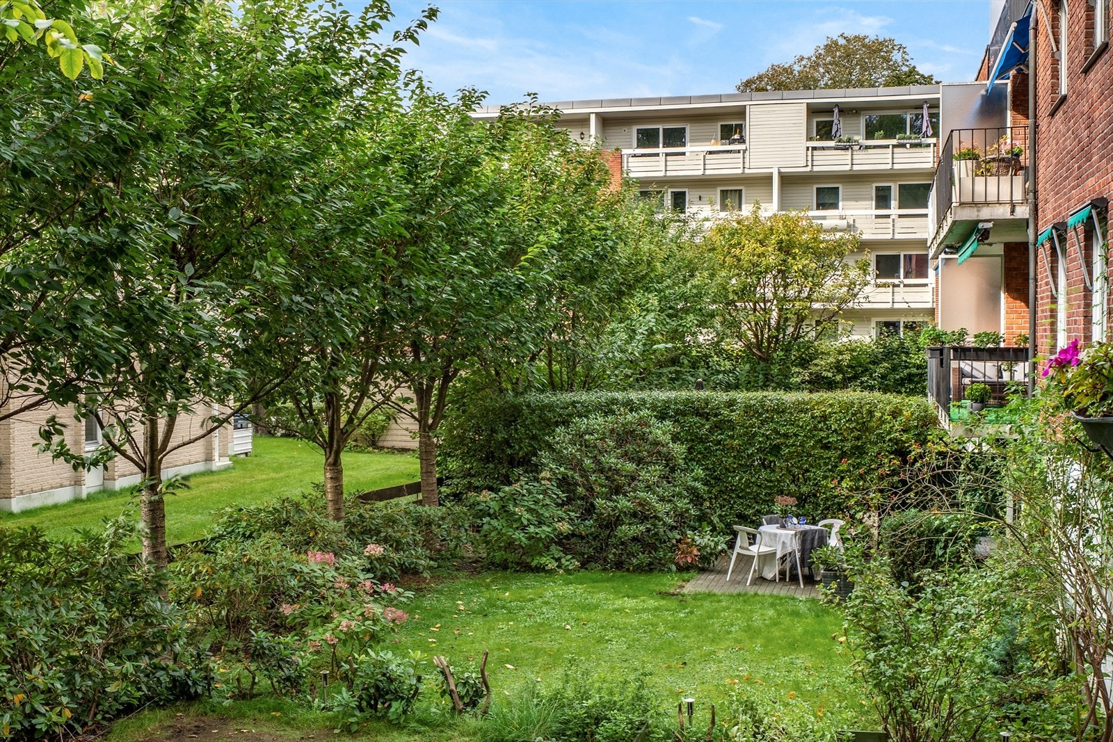 Det er tinglyst eksklusiv rett til bruk av hagetomt, delt opp med hekk Galleribilde