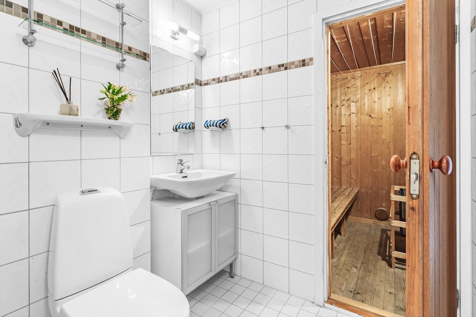 Fra baderom er det adkomst inn til badstue med elektrisk badstueovn (Hybel) Galleribilde