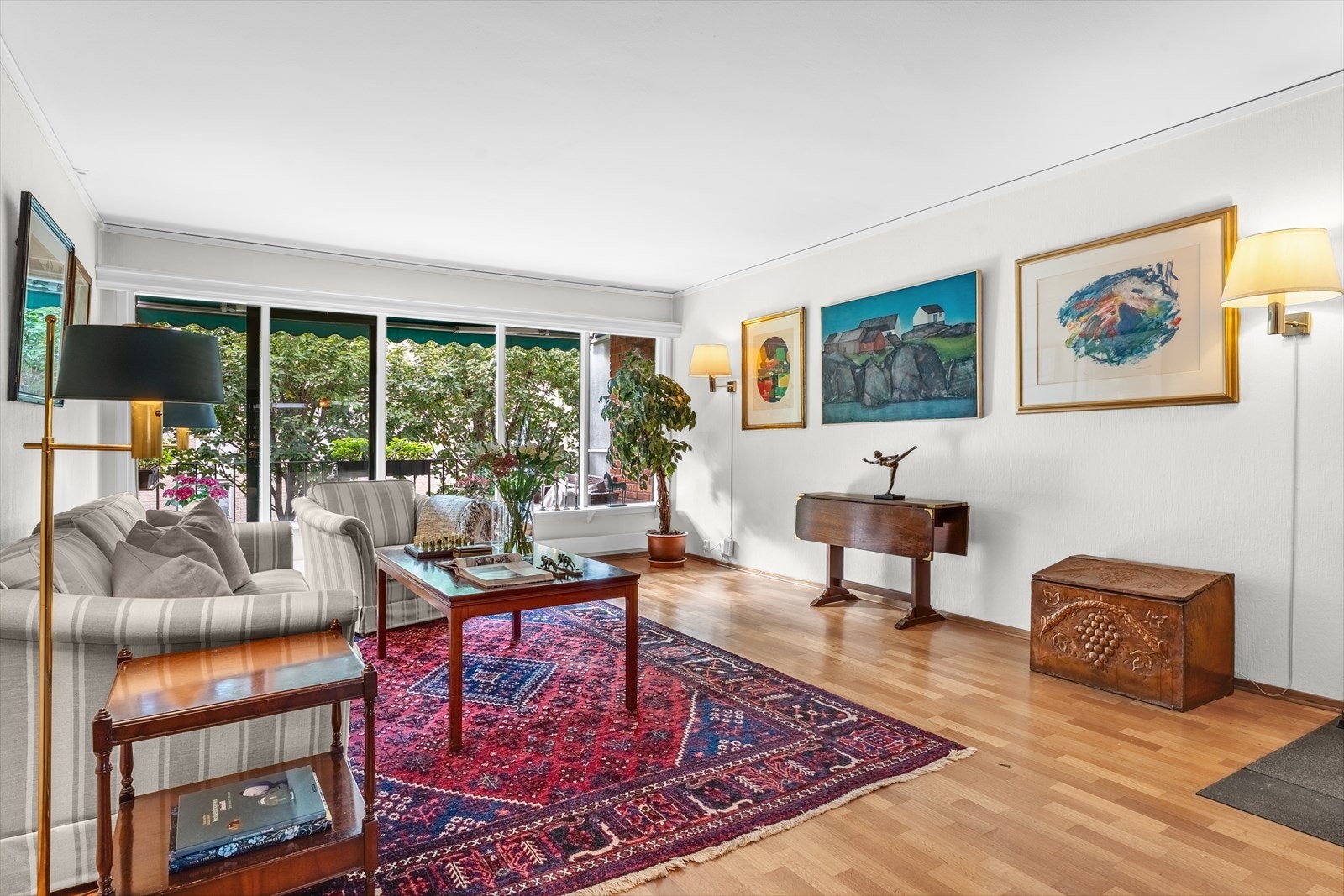 1.etajse er gjennomgående med store vindusflater som slipper mye naturlig lys inn i rommene Galleribilde