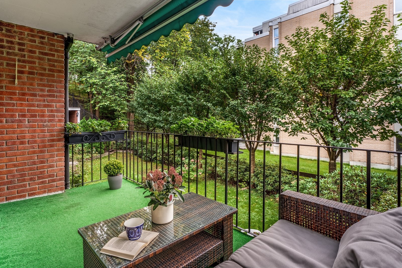 Fra balkongen er det utsyn ned mot egen hage og terrasse Galleribilde