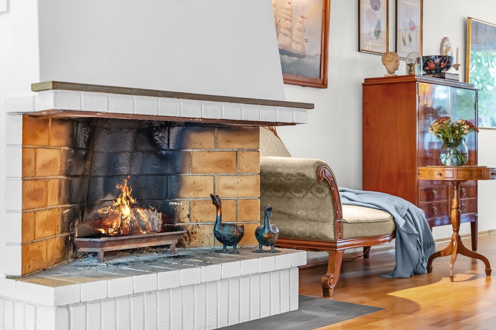 Peisen er stuens midtpunkt, her får du både varme -og peiskos Galleribilde