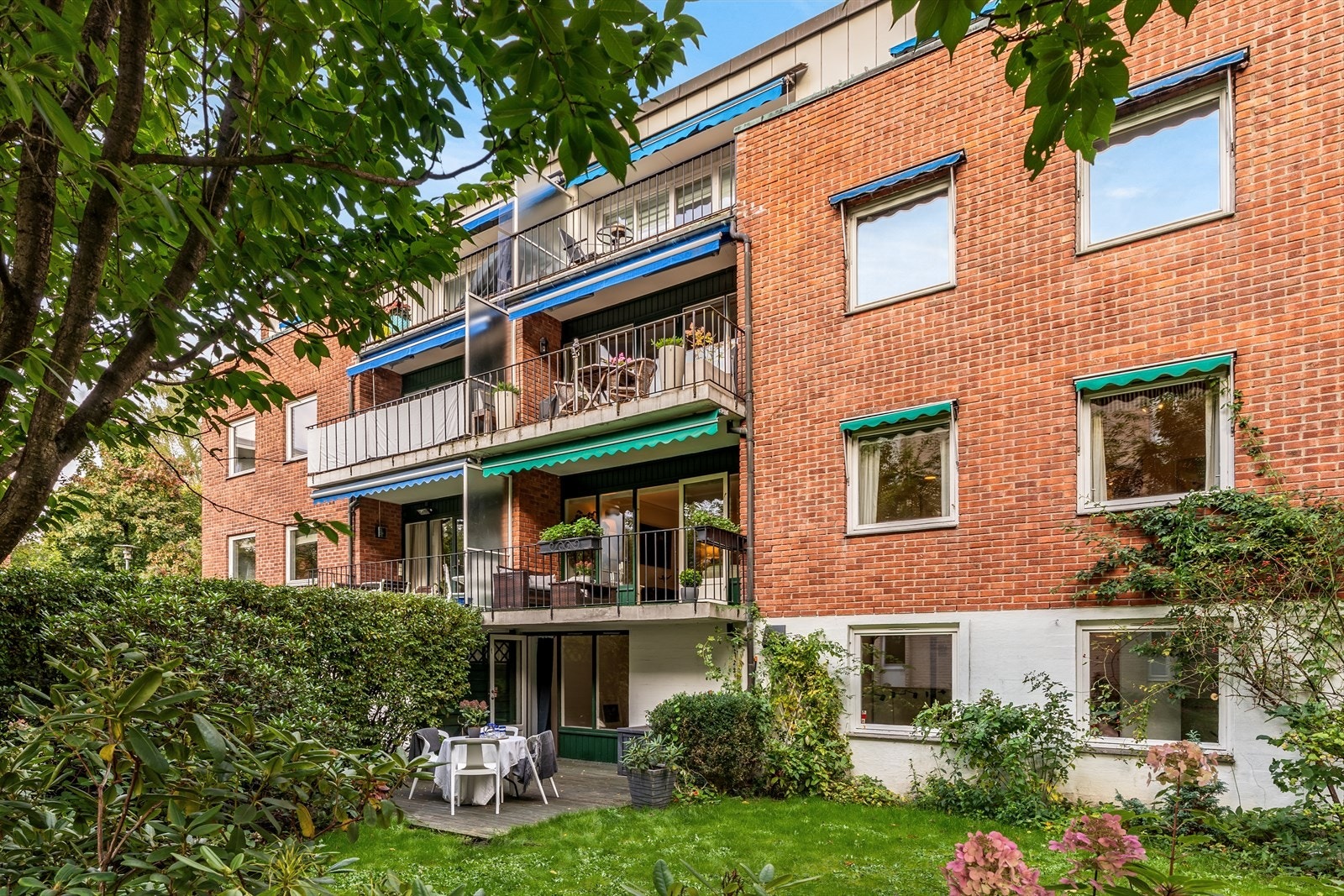 Unik mulighet midt i byen med balkong, hage og terrasse samt carport! Galleribilde