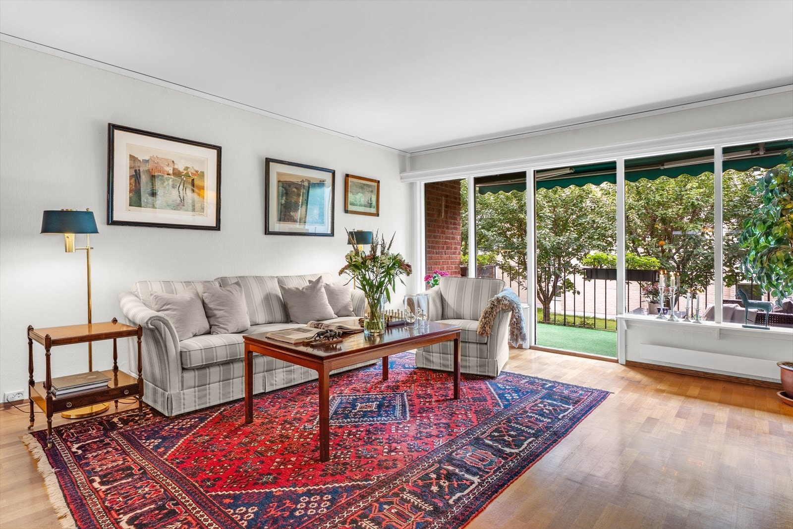 Lys og romslig stue, som er delt inn i flere soner, med parkettgulv Galleribilde