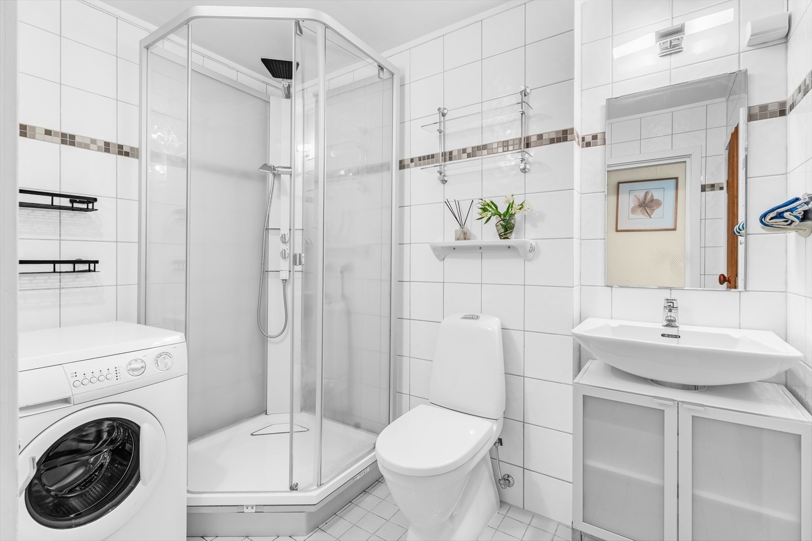 Kombinert bad -og vaskerom med dusjkabinett i u.etasje (Hybel) Galleribilde