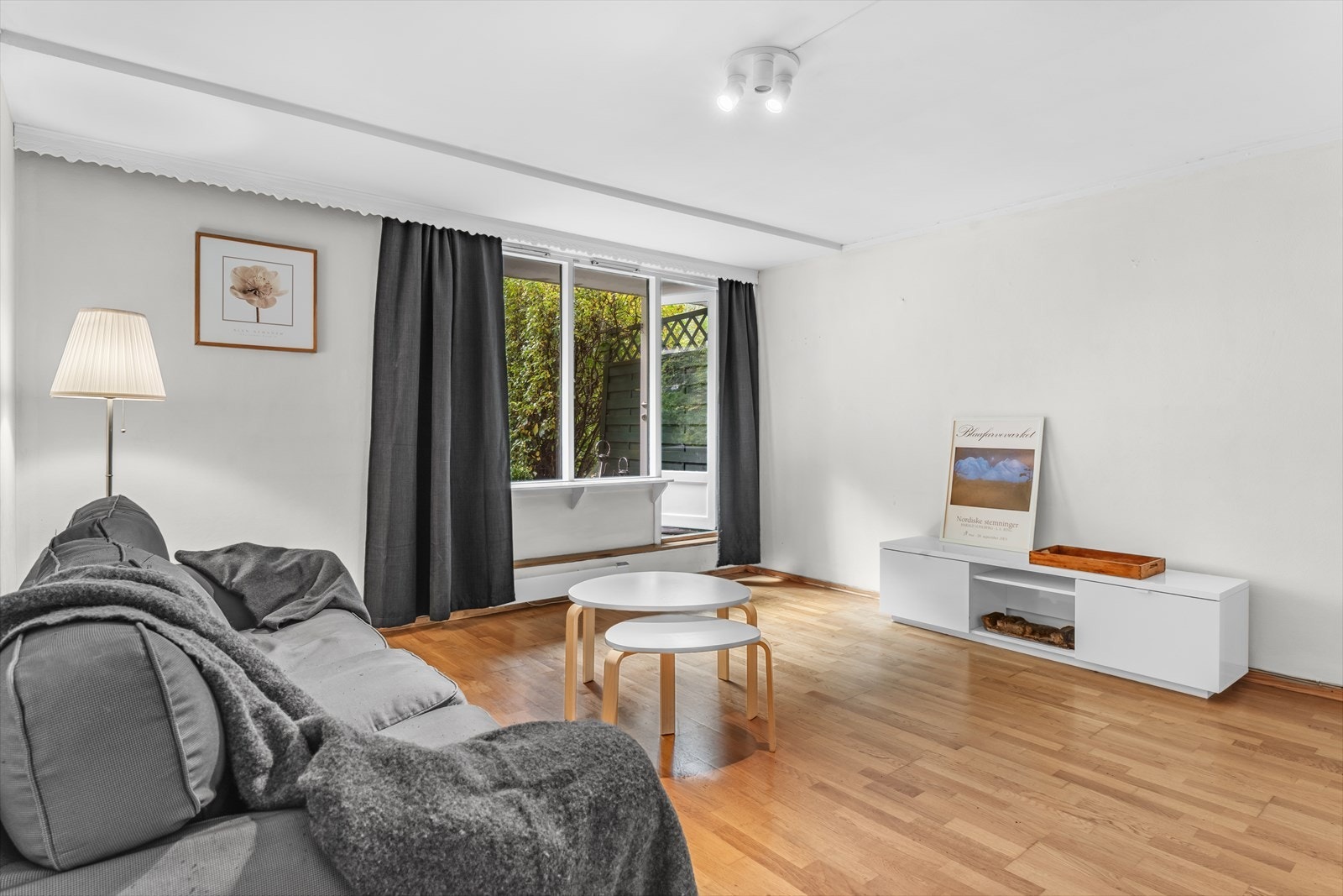 Stue i u.etasje med utgang ut til terrasse og egen stor hage (Trenger ikke å være del av hybel) Galleribilde