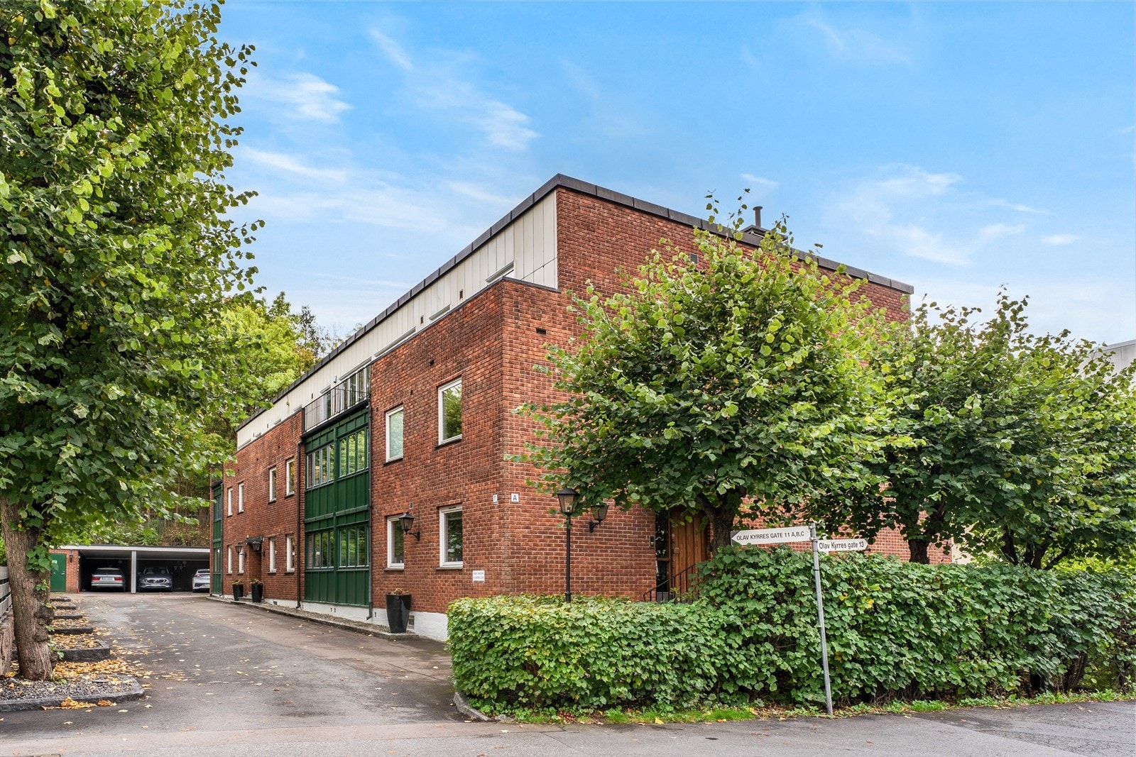 Usjenert beliggehet i blindvei midt mellom Frognerparken og Bygdøy, og en kort spasertur til Karenslyst allé og videre til Skøyen stasjon. Galleribilde