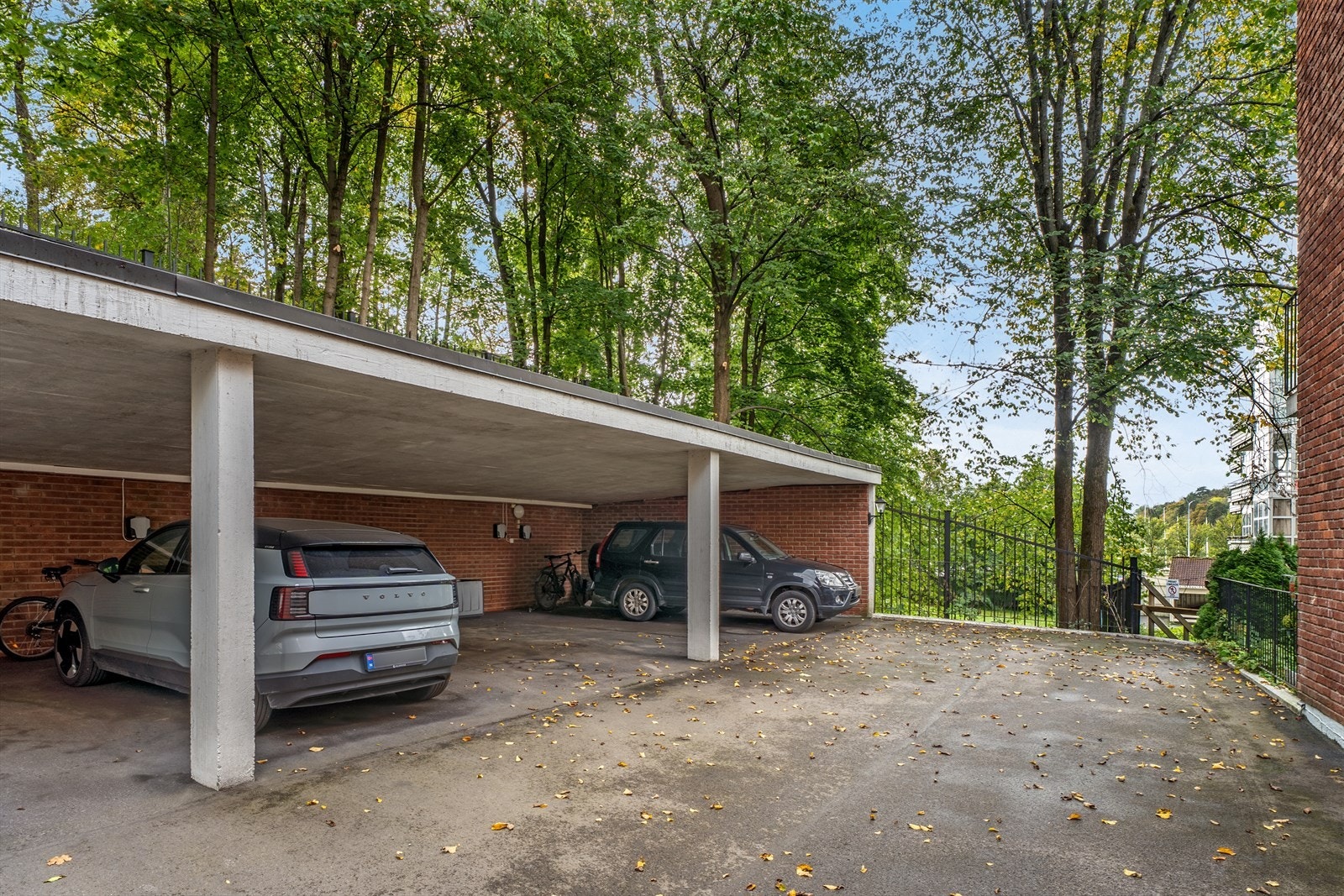 Fast plass innerst i rekken med carporter | Elbillader og sykkeloppheng medfølger Galleribilde