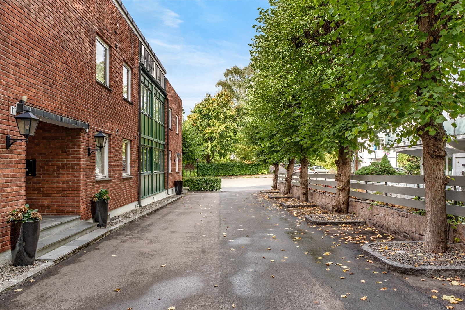 Inngang til 11B ligger tilbaketrukket fra Olav Kyrres gate som er en blindvei Galleribilde