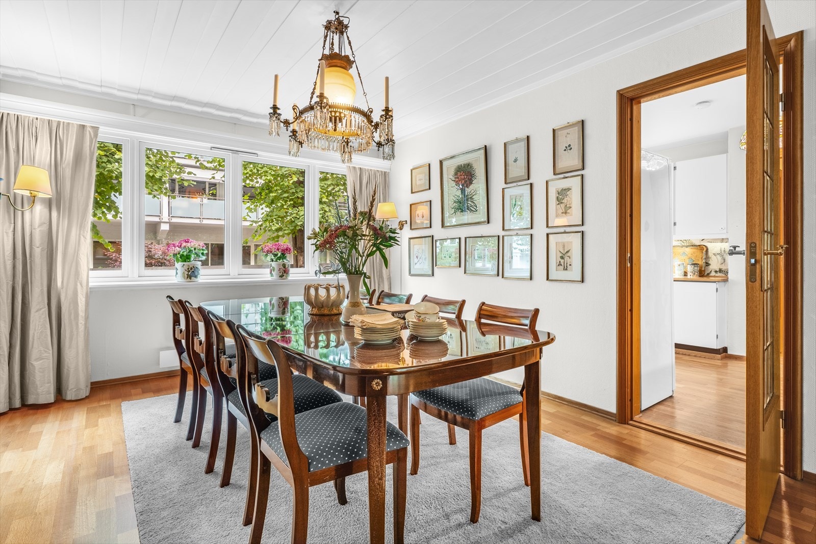 Spisestuen er vegg-i-vegg med kjøkkenet Galleribilde