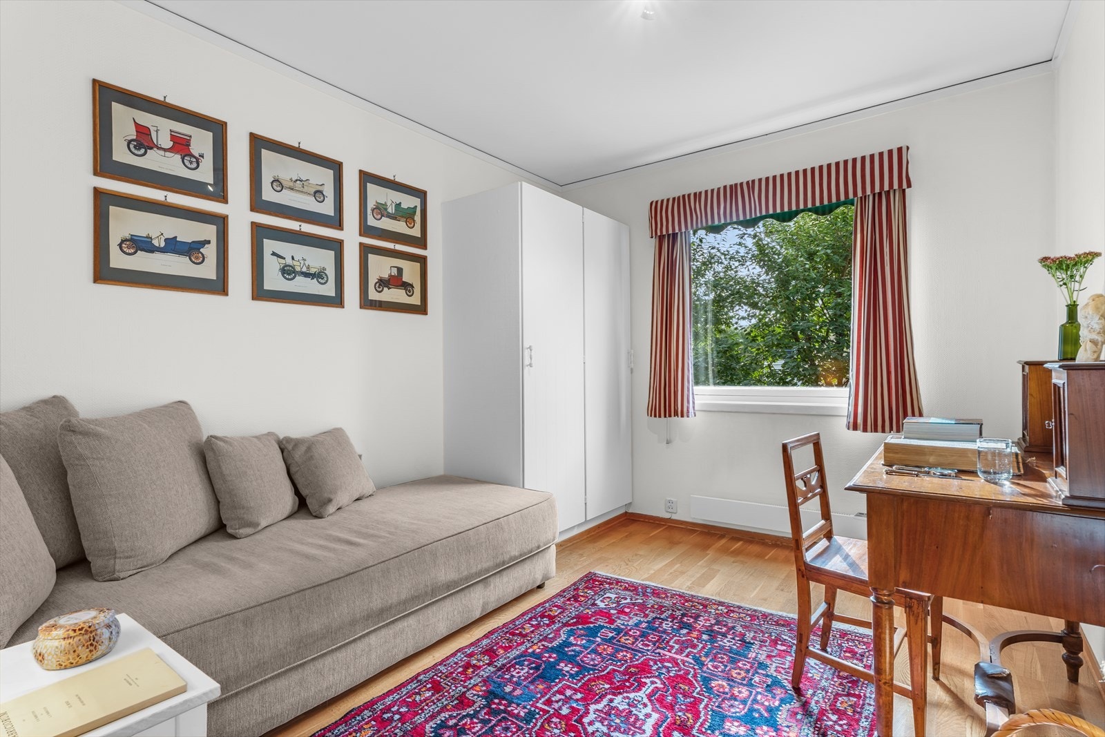 Soverom nr. 2 i 1.etasje er også av god størrelse og innehar garderobeskap Galleribilde