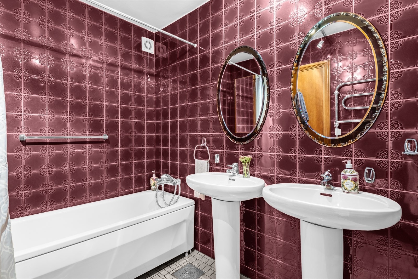 Flislagt bad med doble servanter og badekar | TG3 Galleribilde