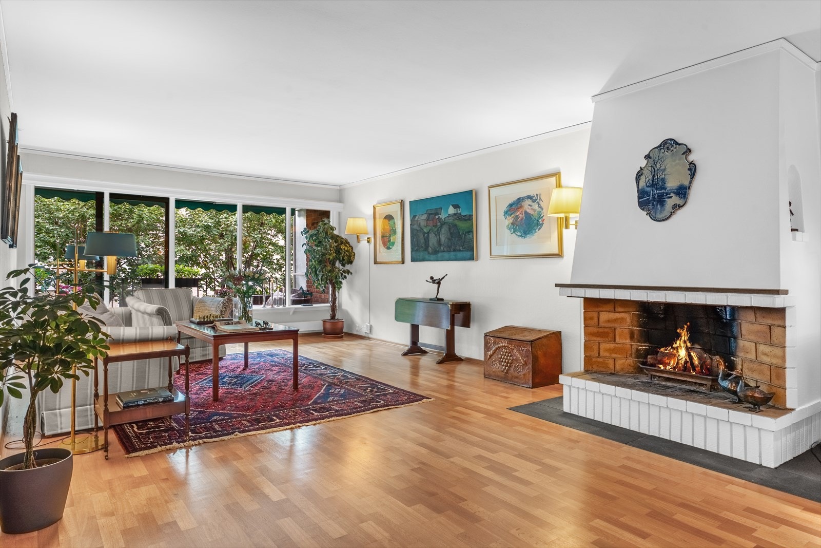 Velkommen til Olav Kyrres gate 11B, en leilighet som byr på Townhouse-følelse og med egen hage -og hybel! Galleribilde