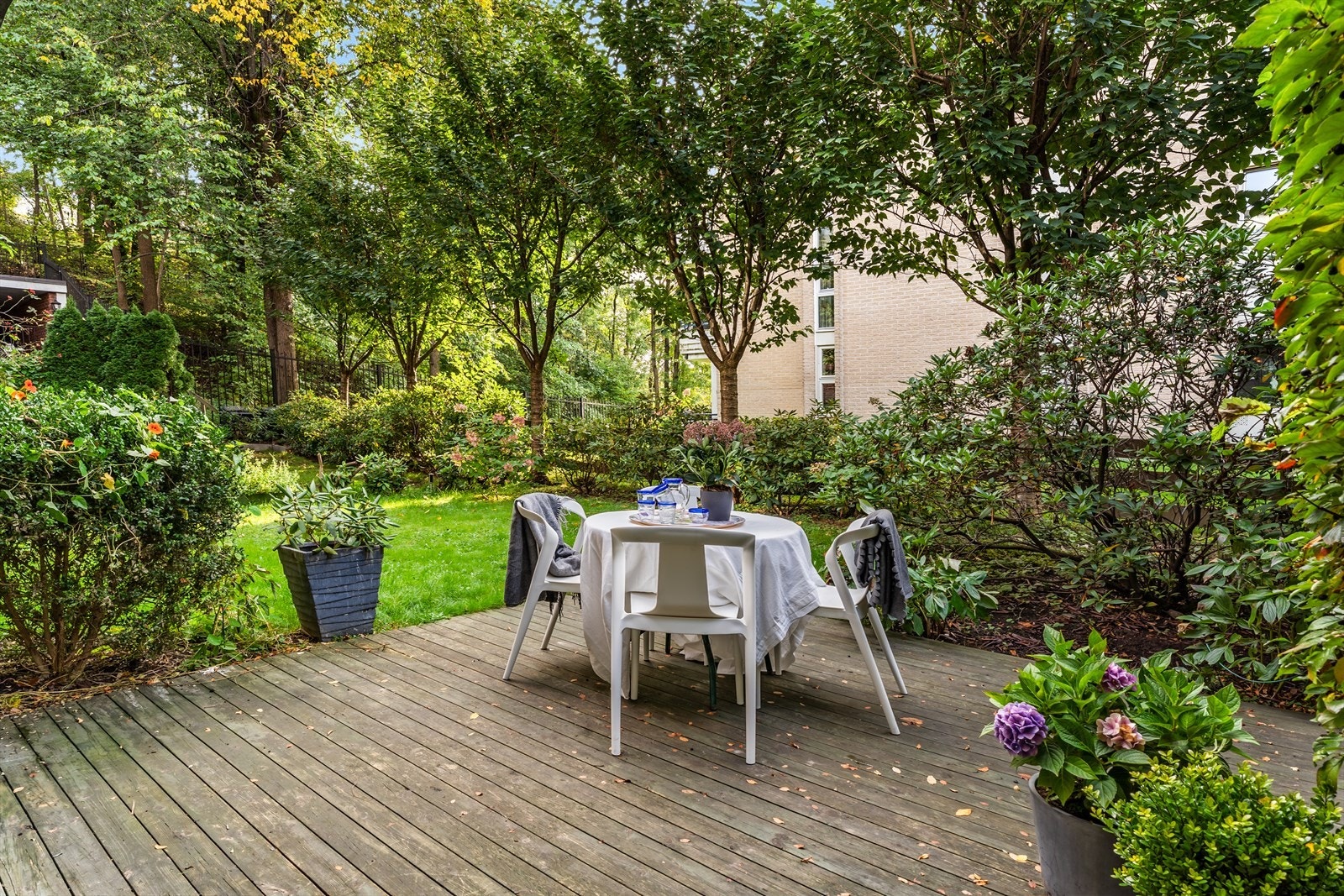 Gode lys -og solforhold sommerstid på terrasse, i hagen og på balkongen Galleribilde