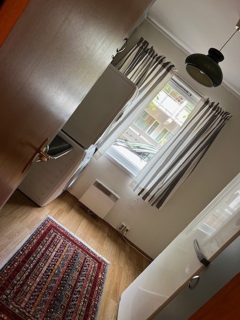 Soverom med opplegg til vaskesøyle, utslagsvask og garderobeskap Galleribilde