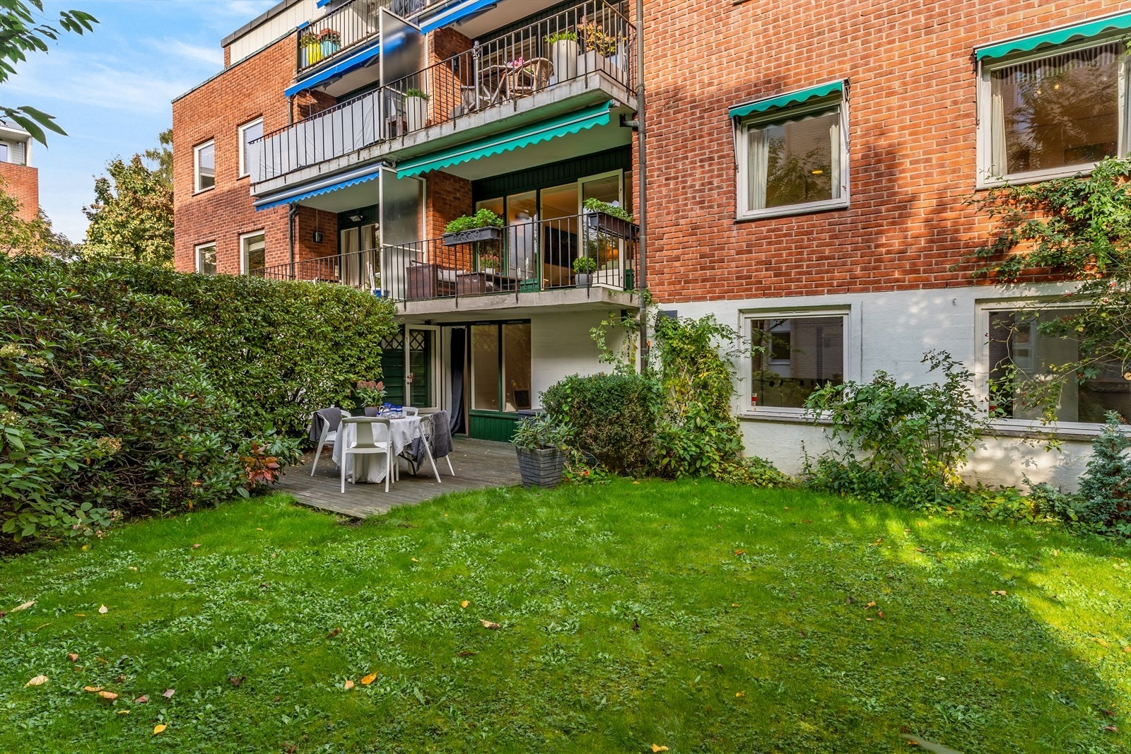 Stor fin tom opparbeidet med plen, div. prydbusker og terrasse Galleribilde