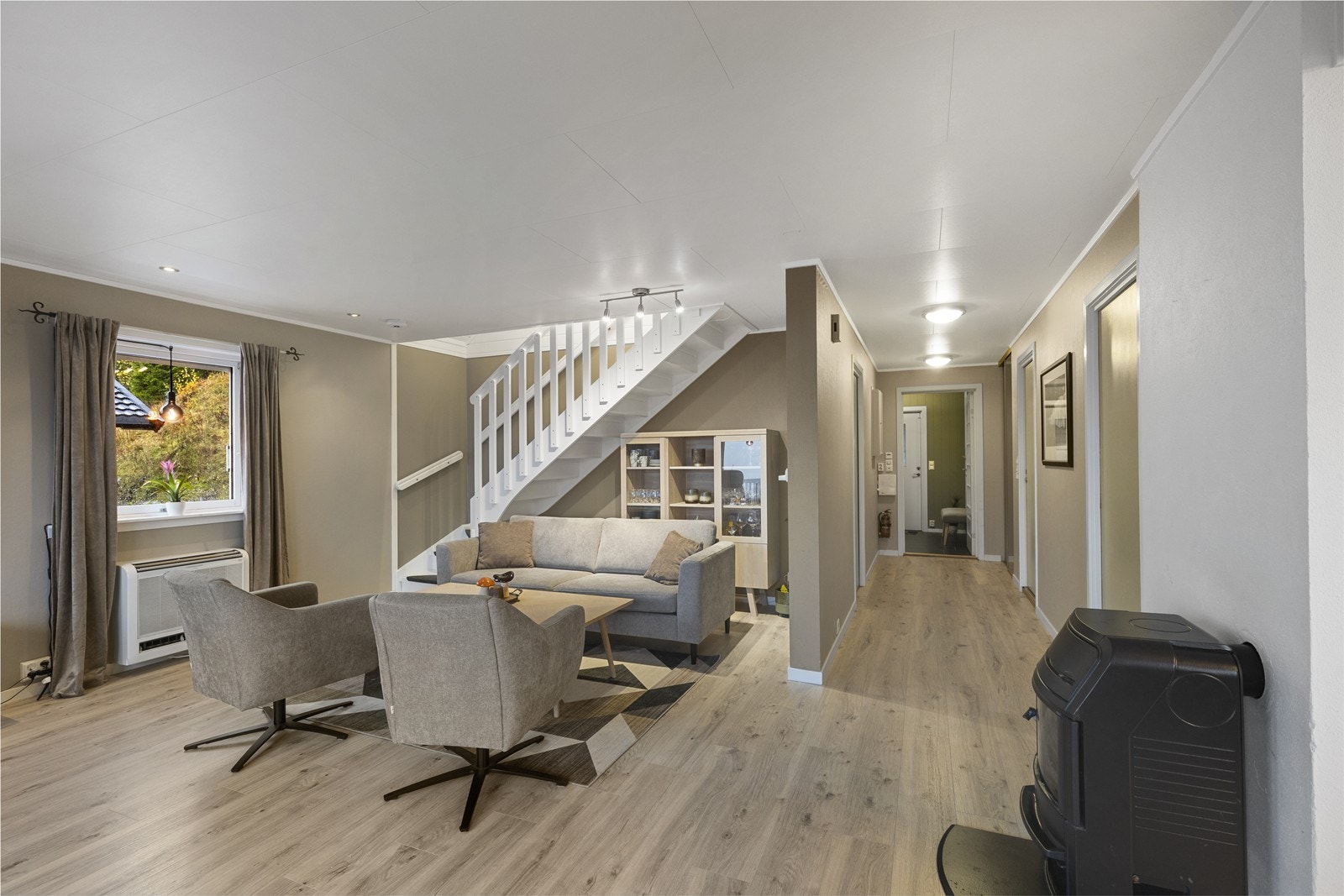 Lekkert nytt laminatgulv fra 2025 og tidsriktige fargevalg. Galleribilde