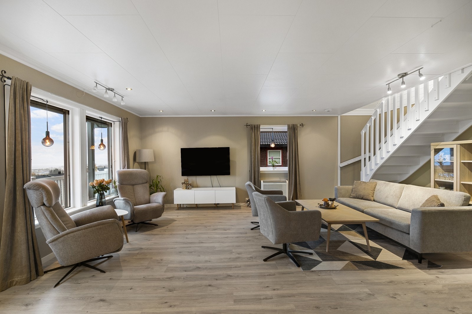 Romslig og lun stue med vedfyring og varmepumpe. Galleribilde