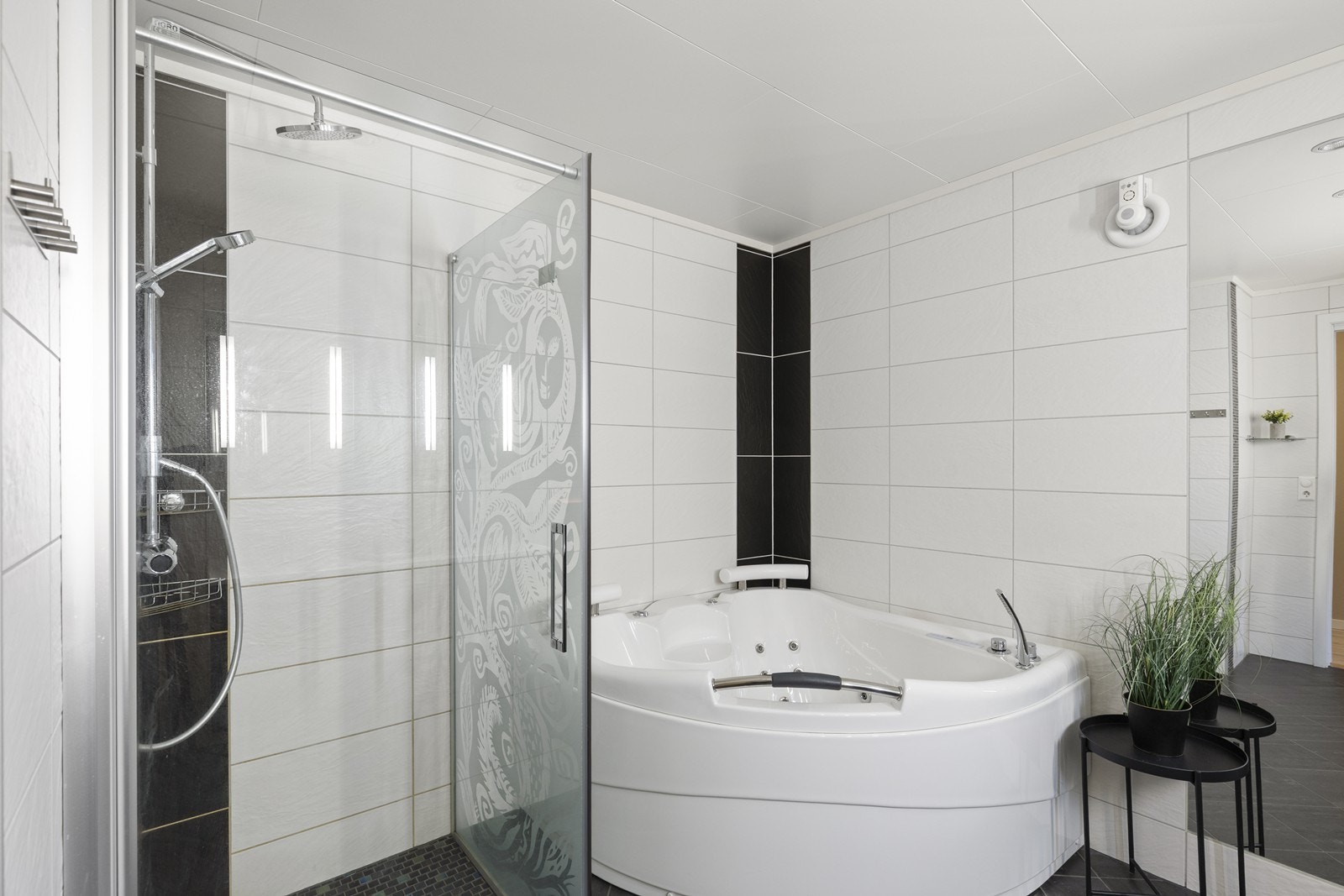 Bad i 1.etasje med hjørnebadekar, dobbel servant og dusjhjørne. Galleribilde