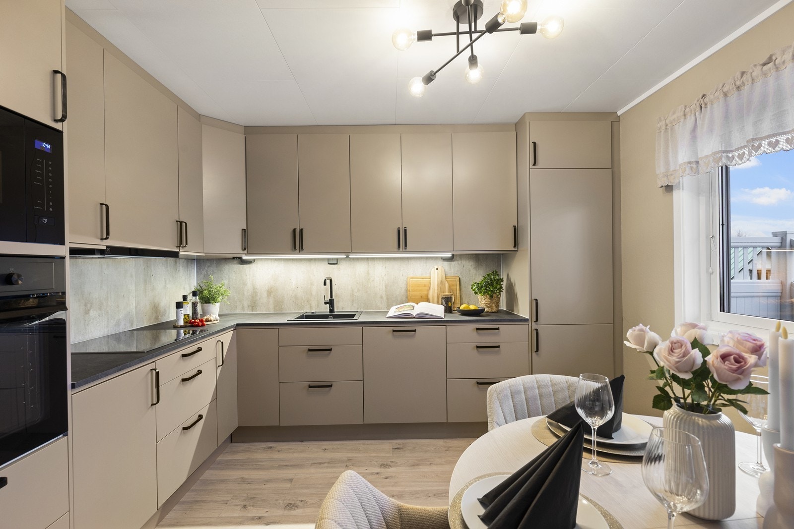 Nytt kjøkken fra 2025 med integrerte hvitevarer og god plass til hele familien. Galleribilde