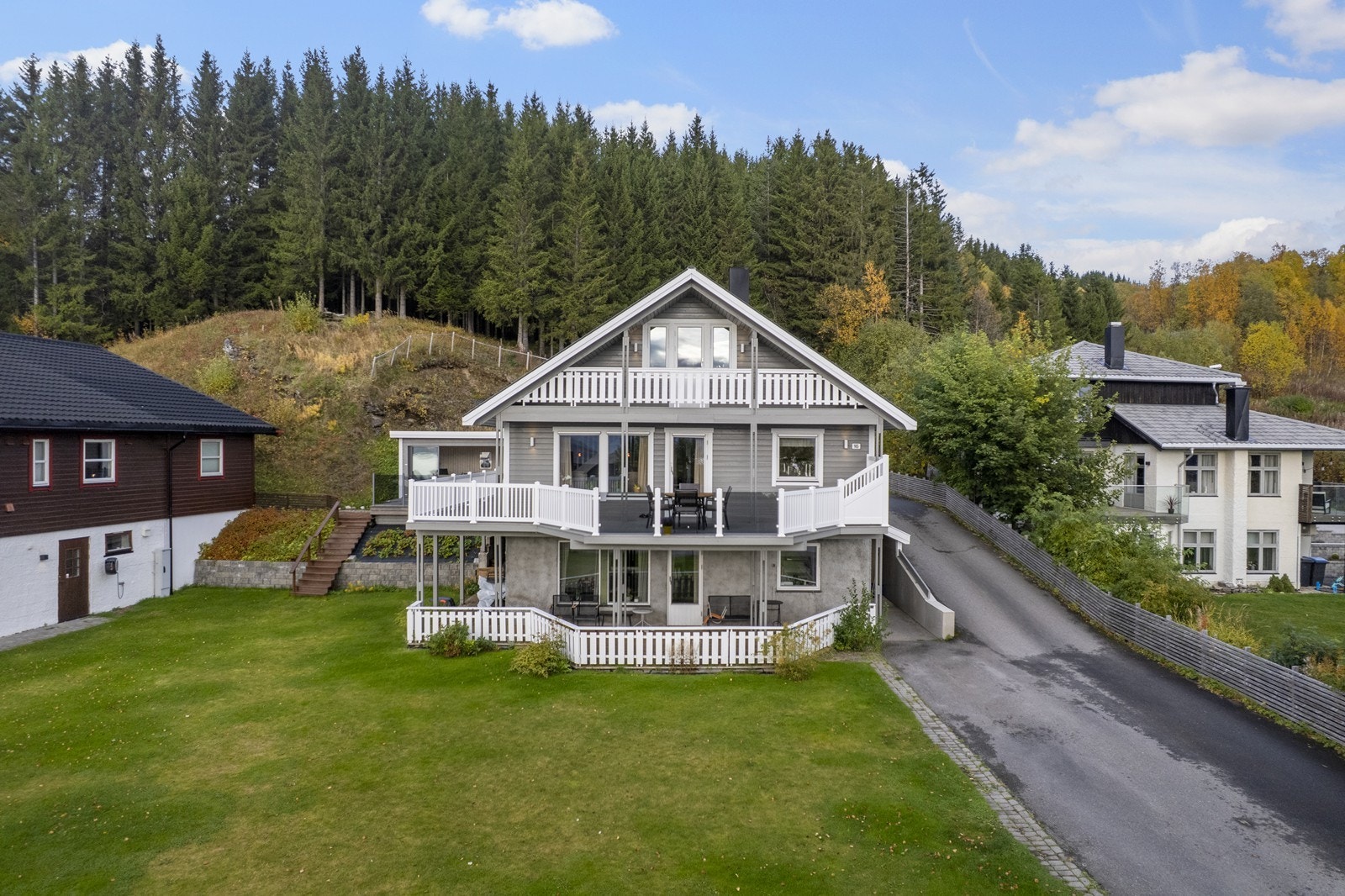 Boligen fremstår som moderne, praktisk og lett å trives i. Galleribilde