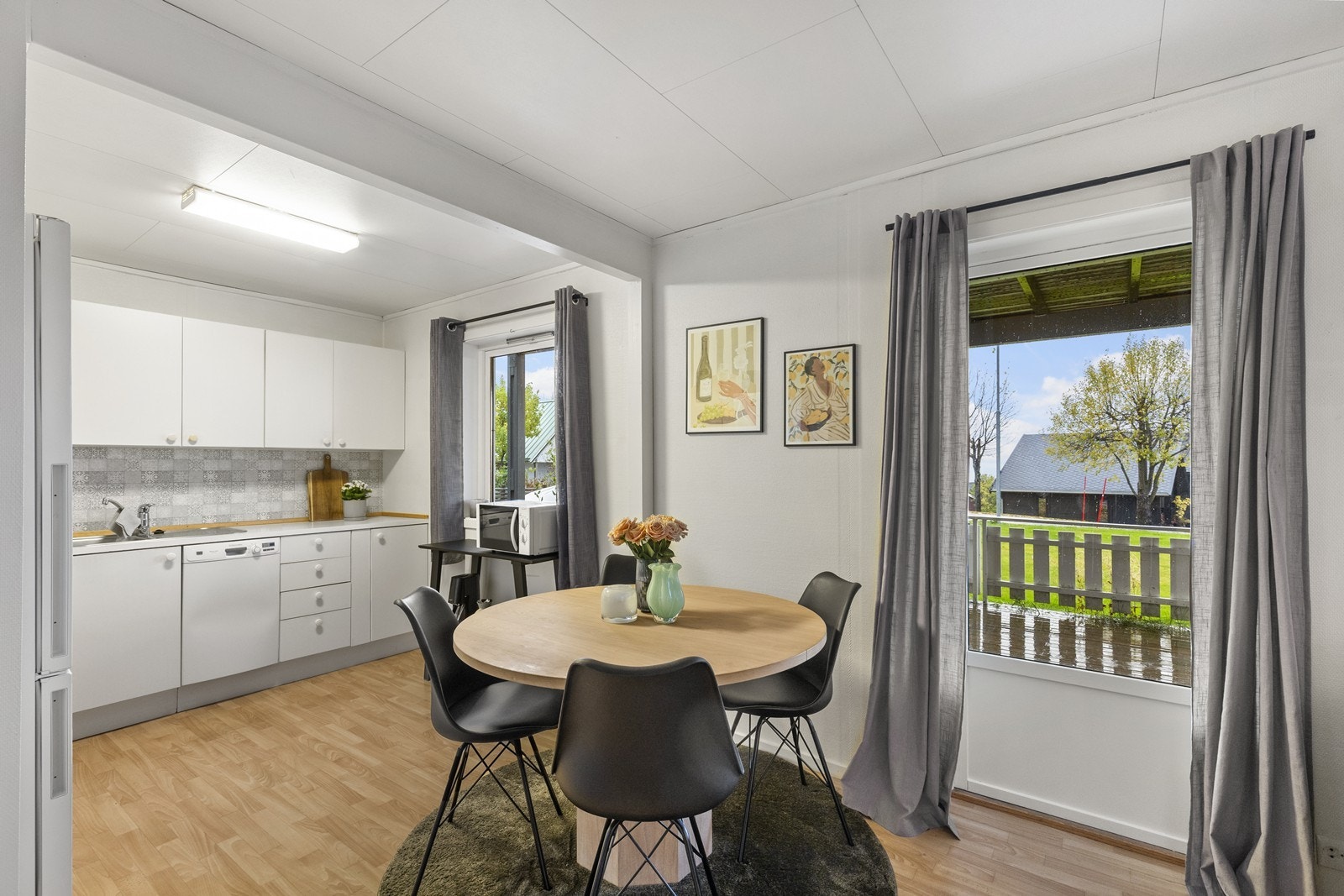 Utleiedel: Utgang til egen terrassert område og videre til gressplen. Galleribilde