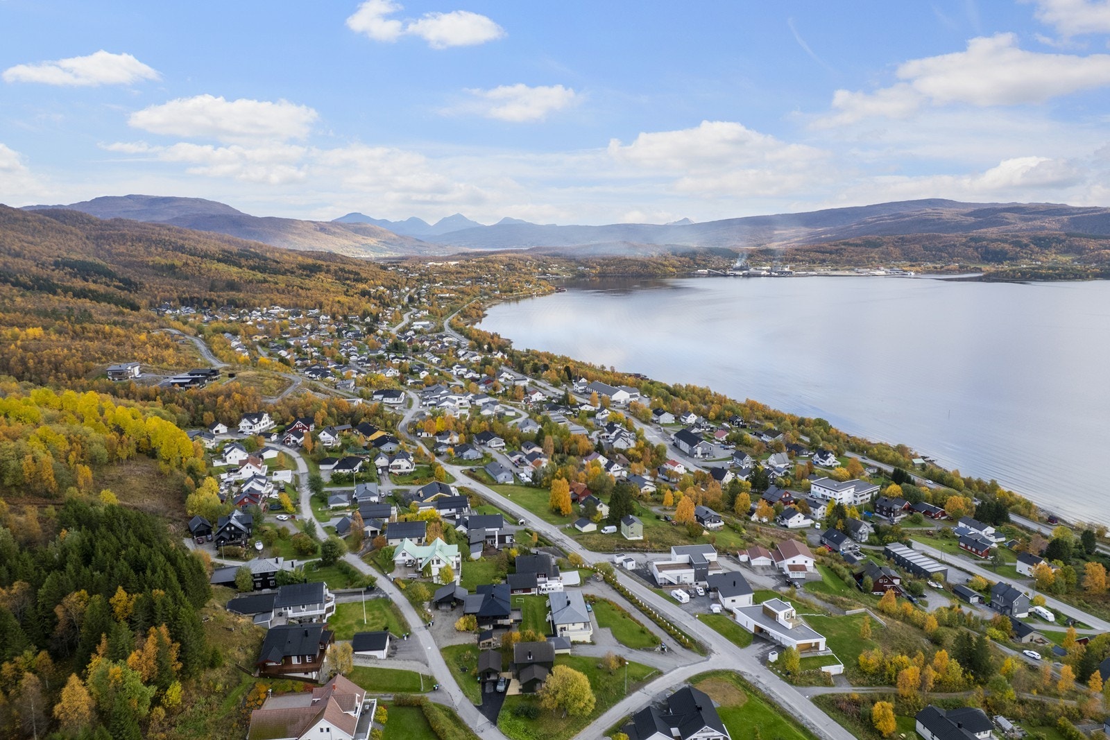 Trygt og barnevennlig område med kort vei til skole, barnehage og fritidsaktiviteter. Galleribilde