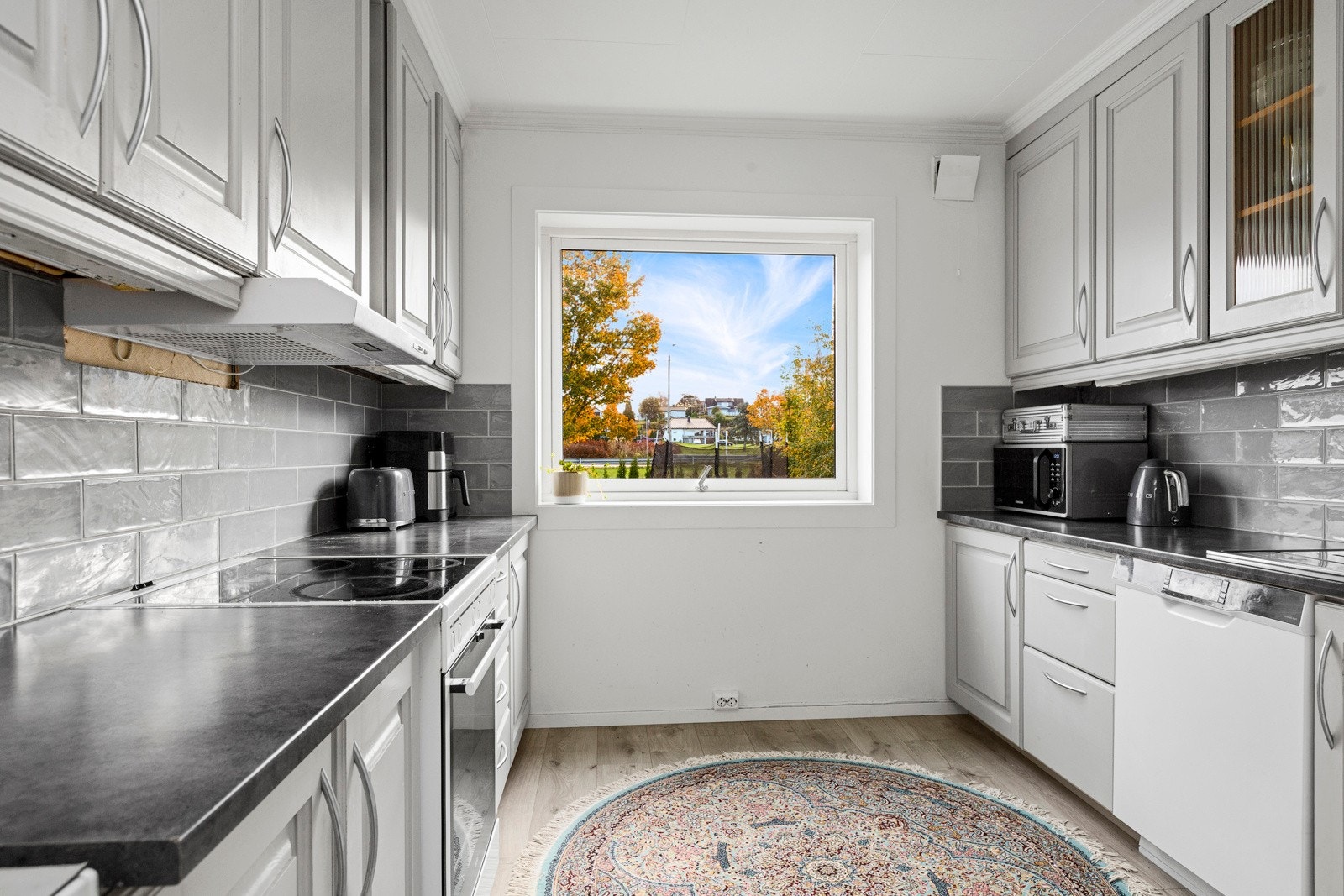 Kjøkken- legg merke til det gode dagslyset som kommer på kjøkkenet Galleribilde