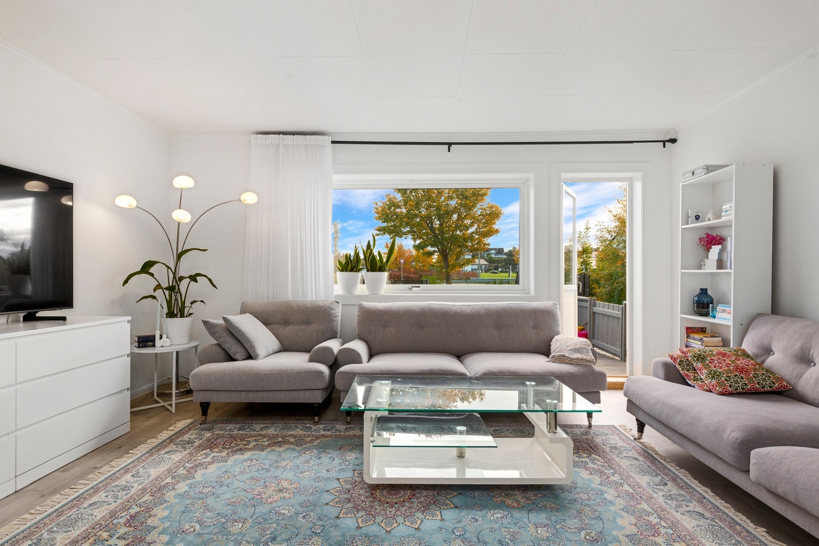 Stor fin stue med utgang til veranda Galleribilde