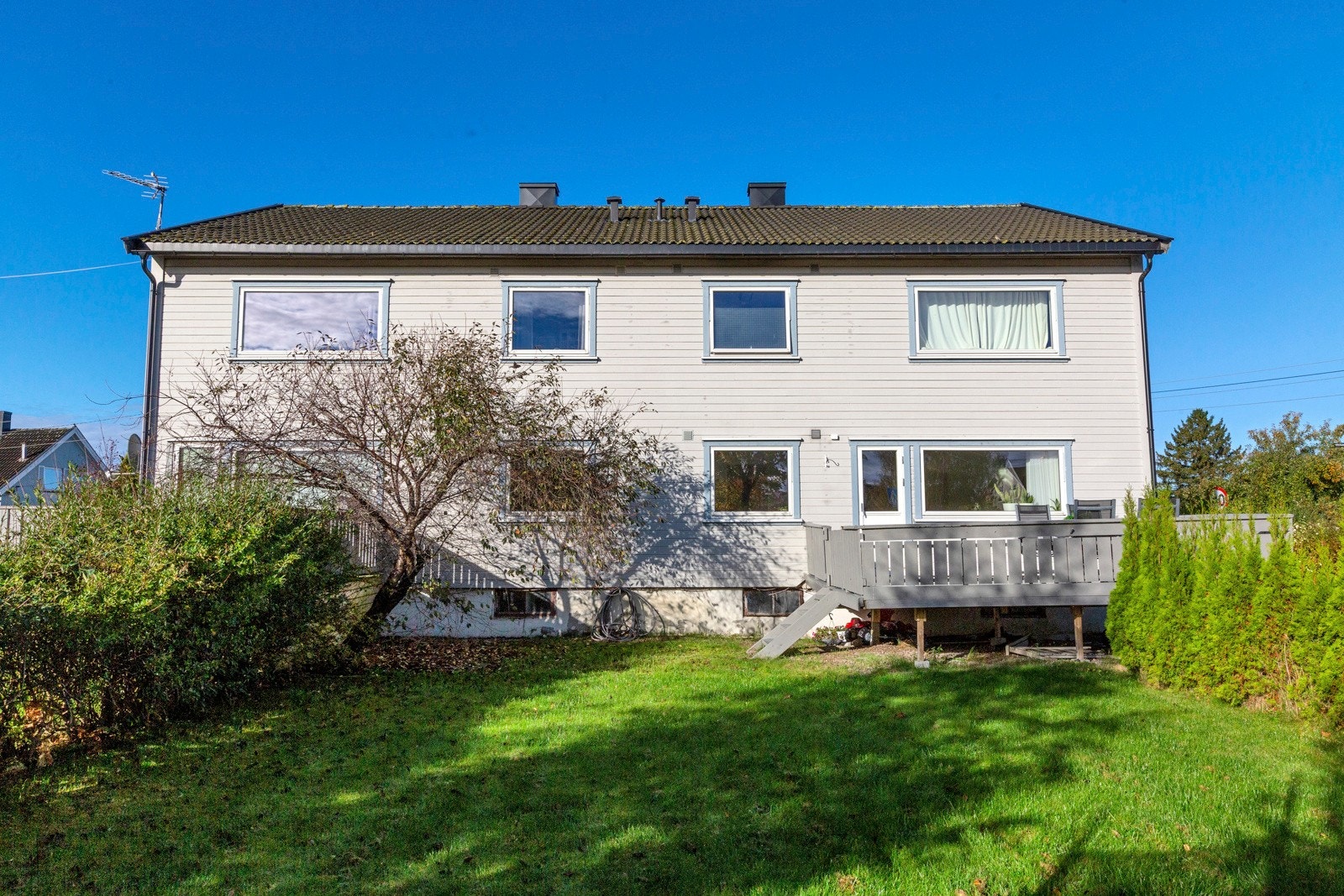 Leiligheten ligger i 1. etg med stor veranda og parsellhage Galleribilde