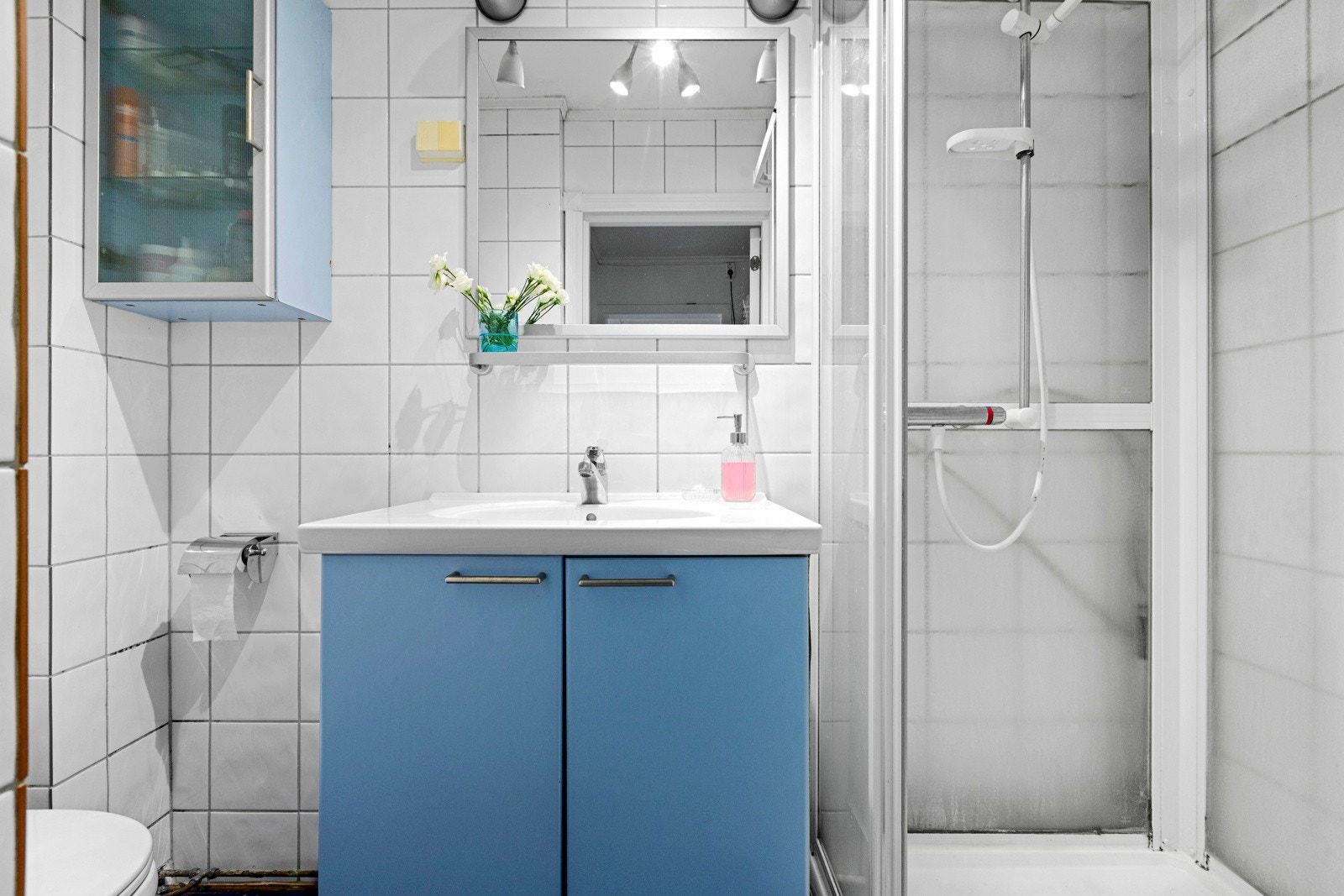 Badet har installert dusjkabinett, servant med underskap samt toalett Galleribilde