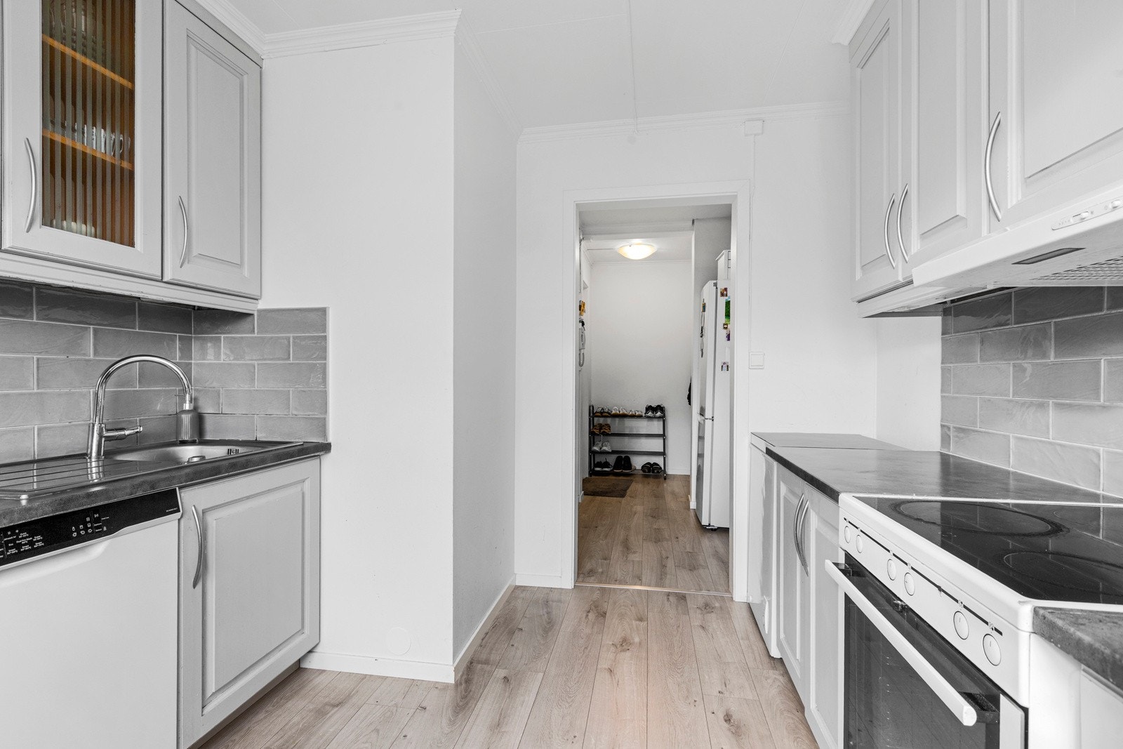 Lys gråmalt profilert kjøkkeninnredning Galleribilde