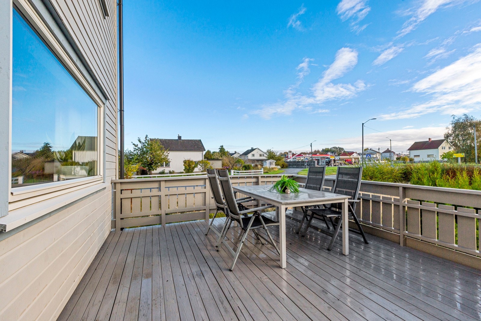 Veranda har plass til flere sittegrupper Galleribilde