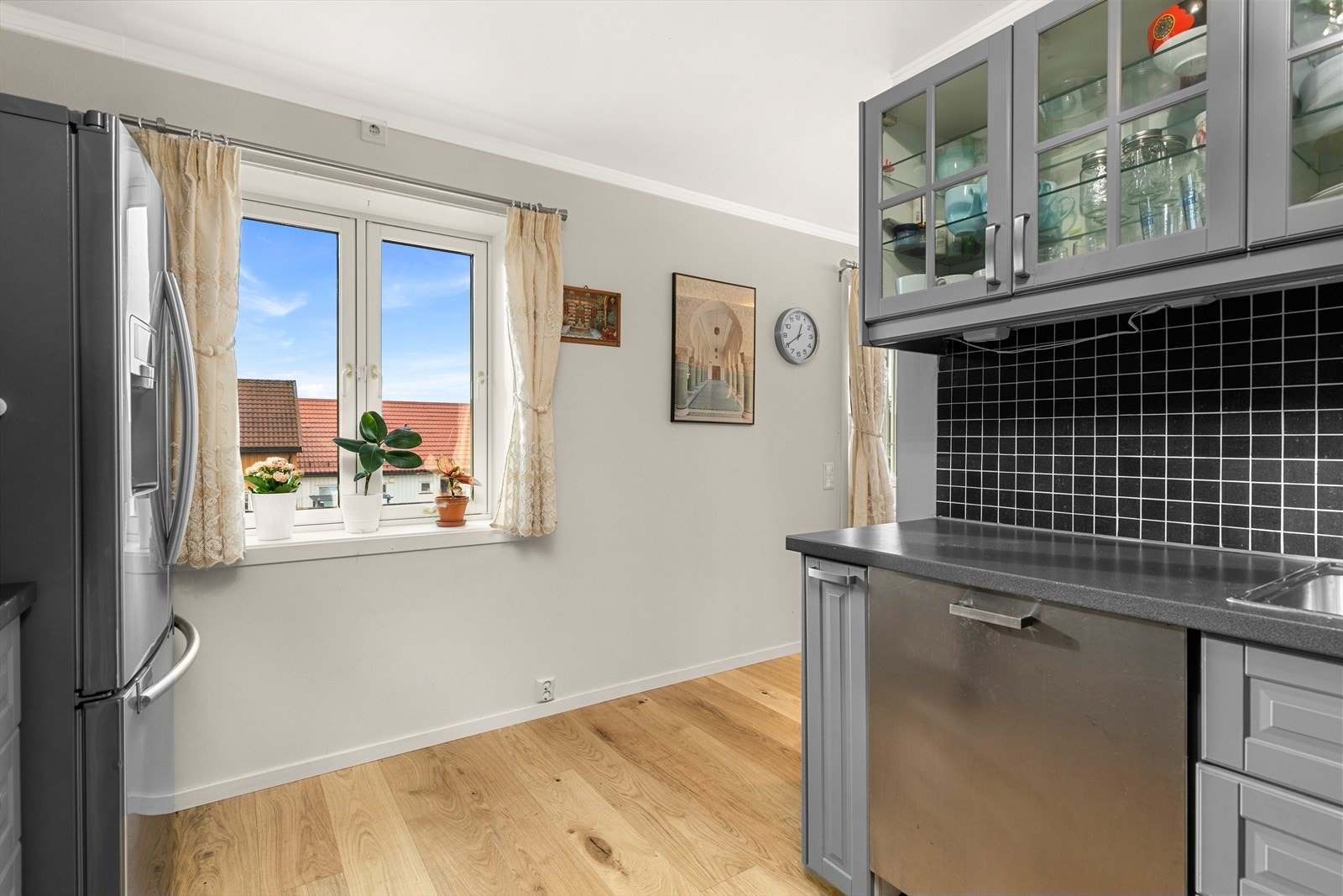 Kjøkkenet har folierte skrog med profilerte fronter og laminert benkeplate. Det er lagt solfilm på alle vinduer bortsett fra verandadøren. Denne kan enkelt fjernes dersom du ikke ønsker den. Galleribilde