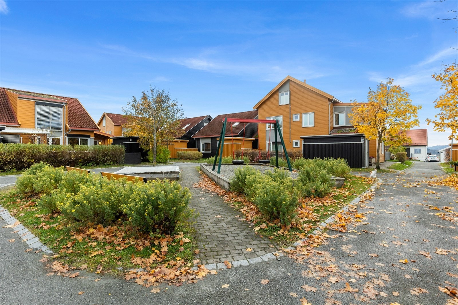 Boligen befinner seg i rolige omgivelser med pene fellesarealer. Praktisk for blant annet barnefamilier. Galleribilde