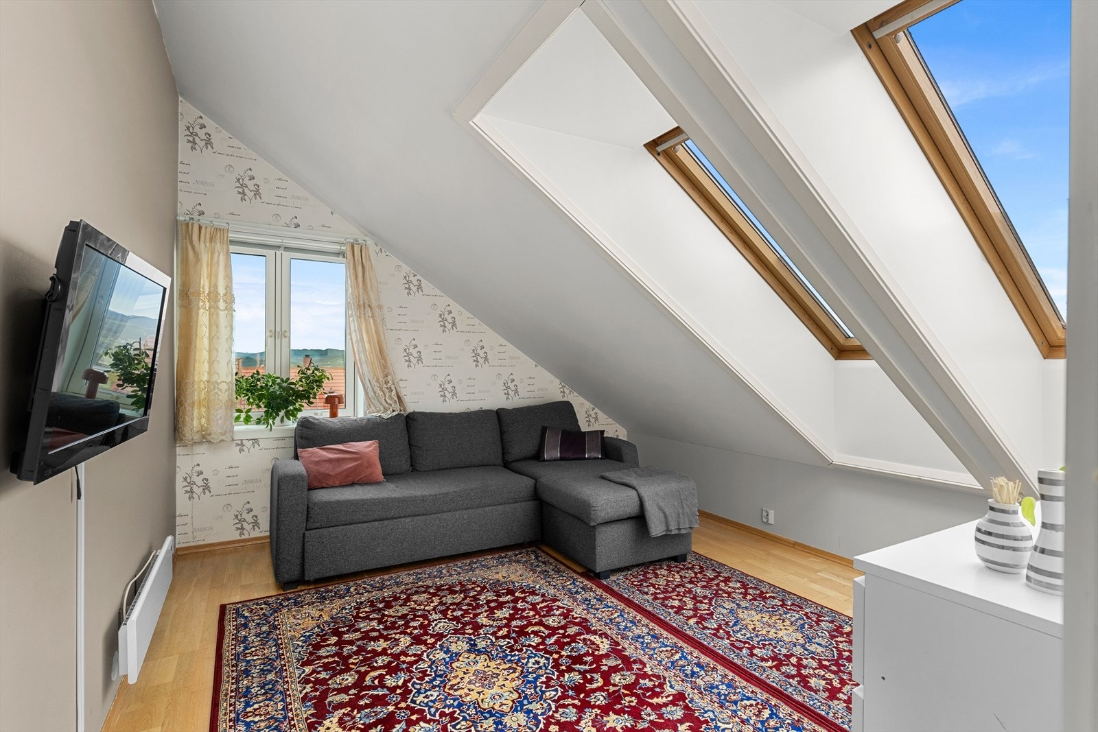 Soverom på 8,7 kvm med flere vinduer og plass til oppbevaring. Galleribilde