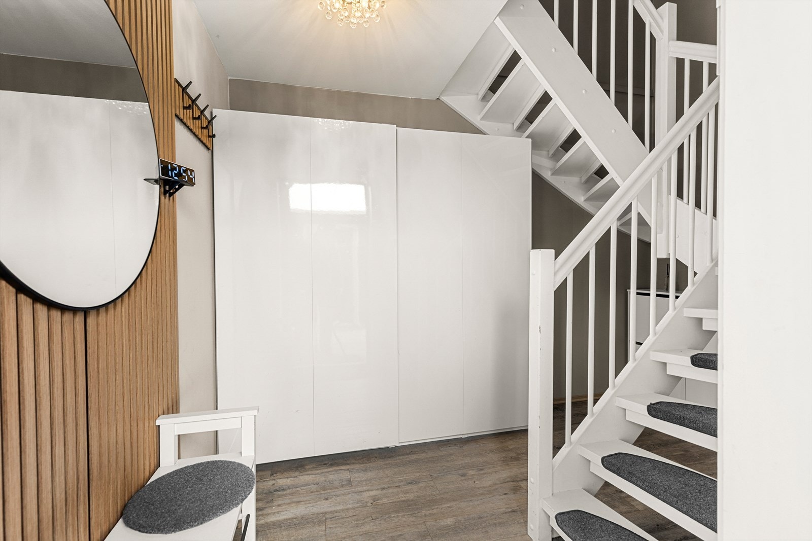 Pen entré med plass til romslig garderobeløsning og oppbevaring. Galleribilde