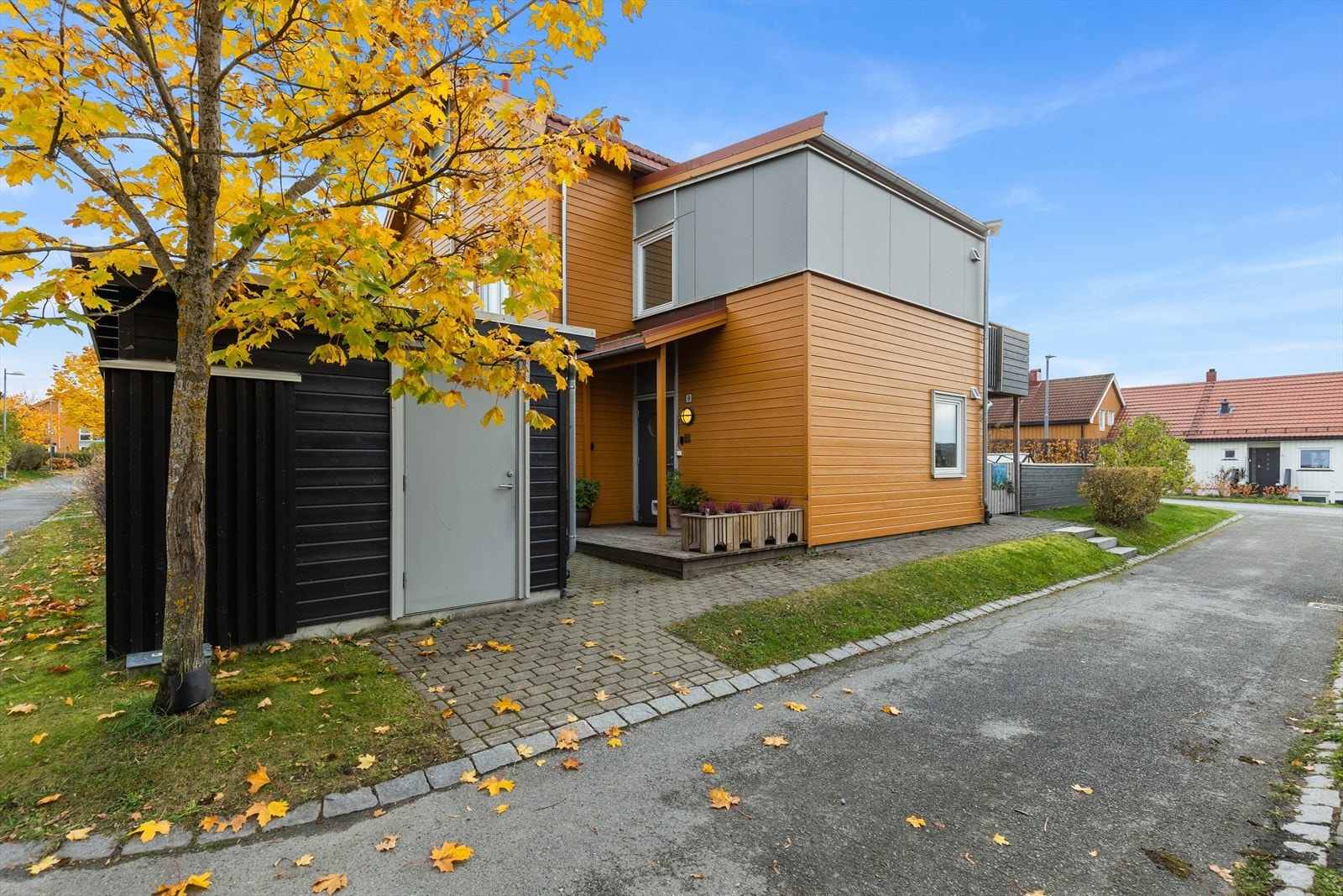 Ved Inngangspartiet har du en romslig utvendig bod. Velkommen til en hyggelig visning! Galleribilde