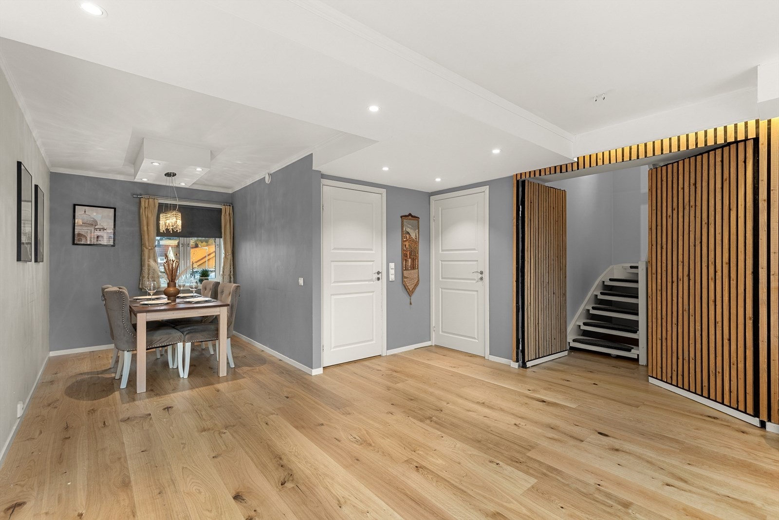 Innerst i stuen har du en koselig spiseseksjon for hyggelige middagsstunder. Det er lagt nytt parkettgulv på stue og kjøkken i 2023. Det er varmekabler i gulvet på stuen. Galleribilde