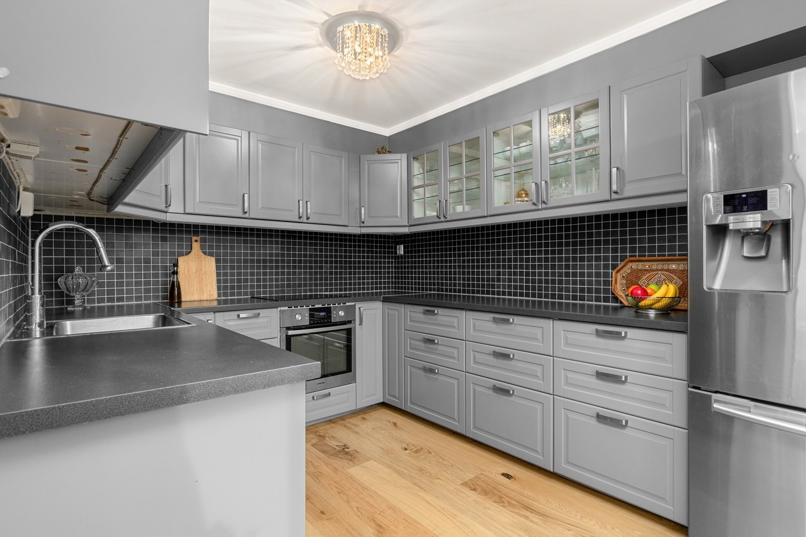 Stort og tidløst kjøkken med integrert Oppvaskmaskin, platetopp, stekeovn og ventilator. Det er avsatt plass med opplegg til kjøleskap Galleribilde